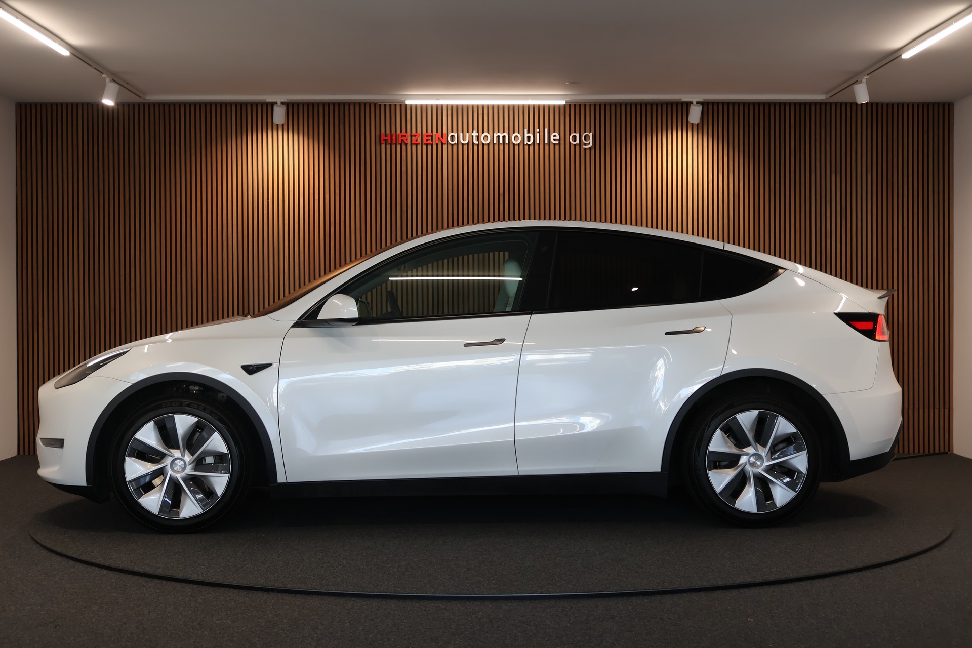 TESLA Model Y Long Range-showroom-element-1