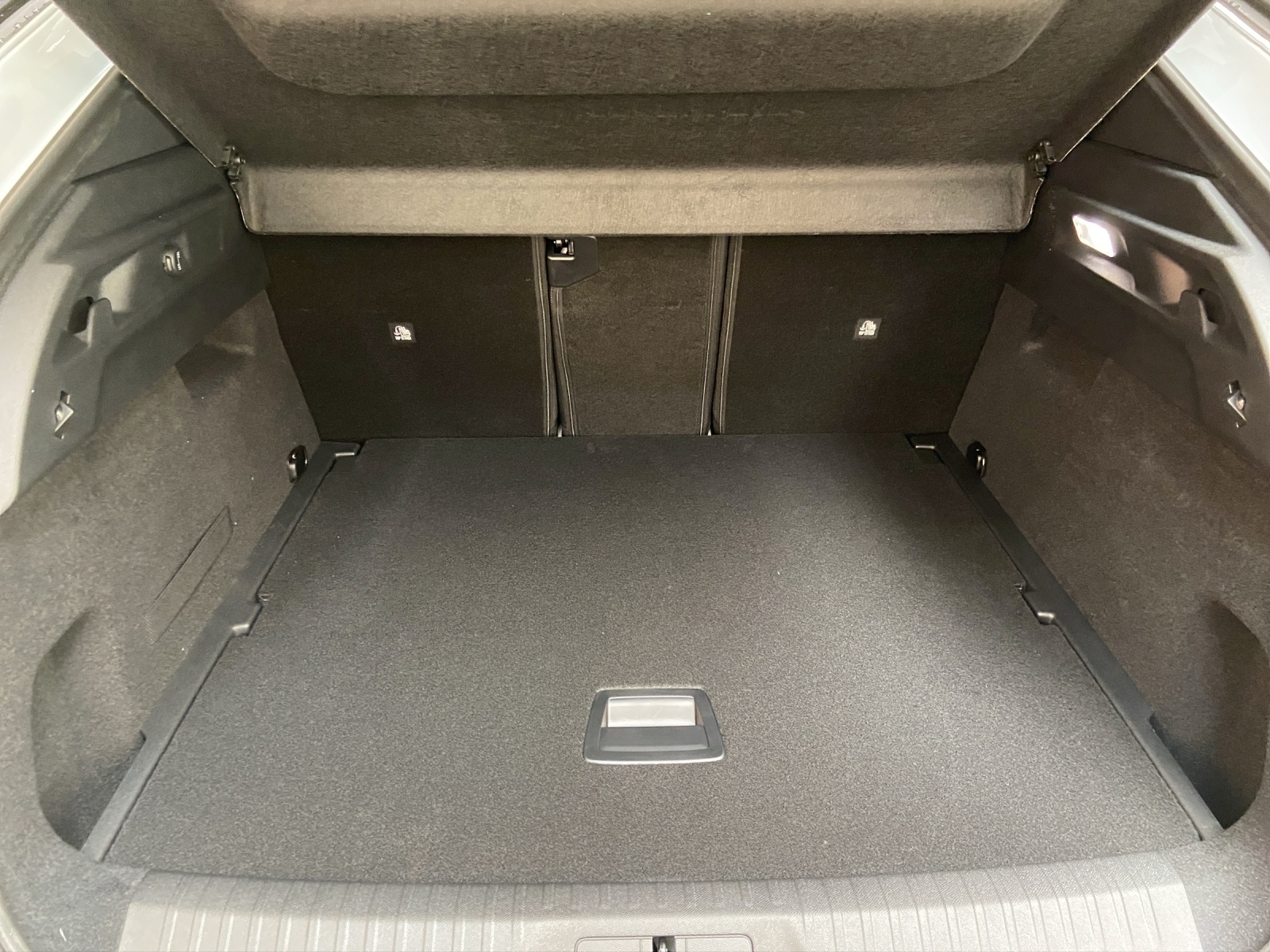 PEUGEOT 3008 1.2 Hybrid Allure-image-11