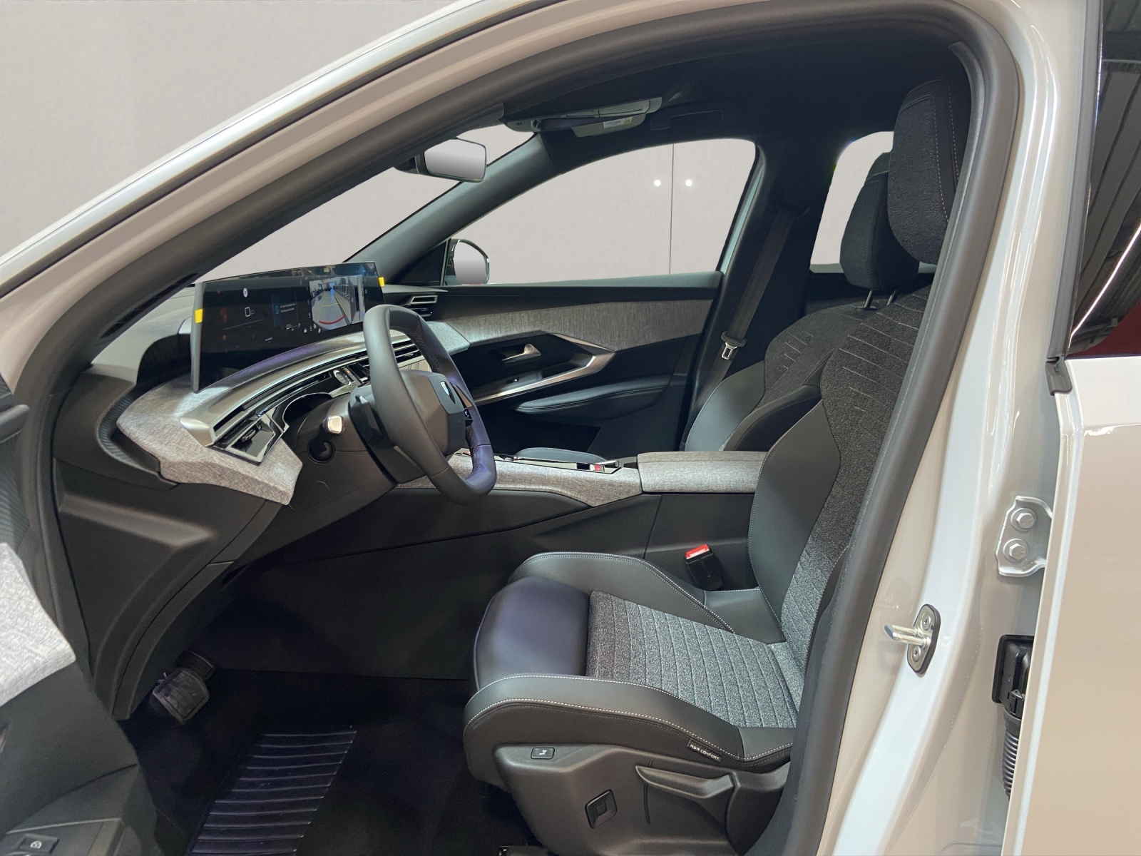 PEUGEOT 3008 1.2 Hybrid Allure-image-4