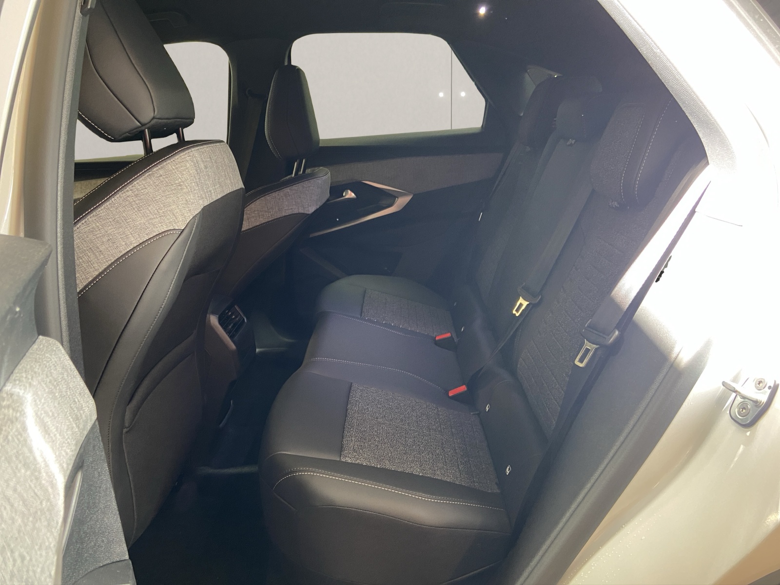 PEUGEOT 3008 1.2 Hybrid Allure-image-5