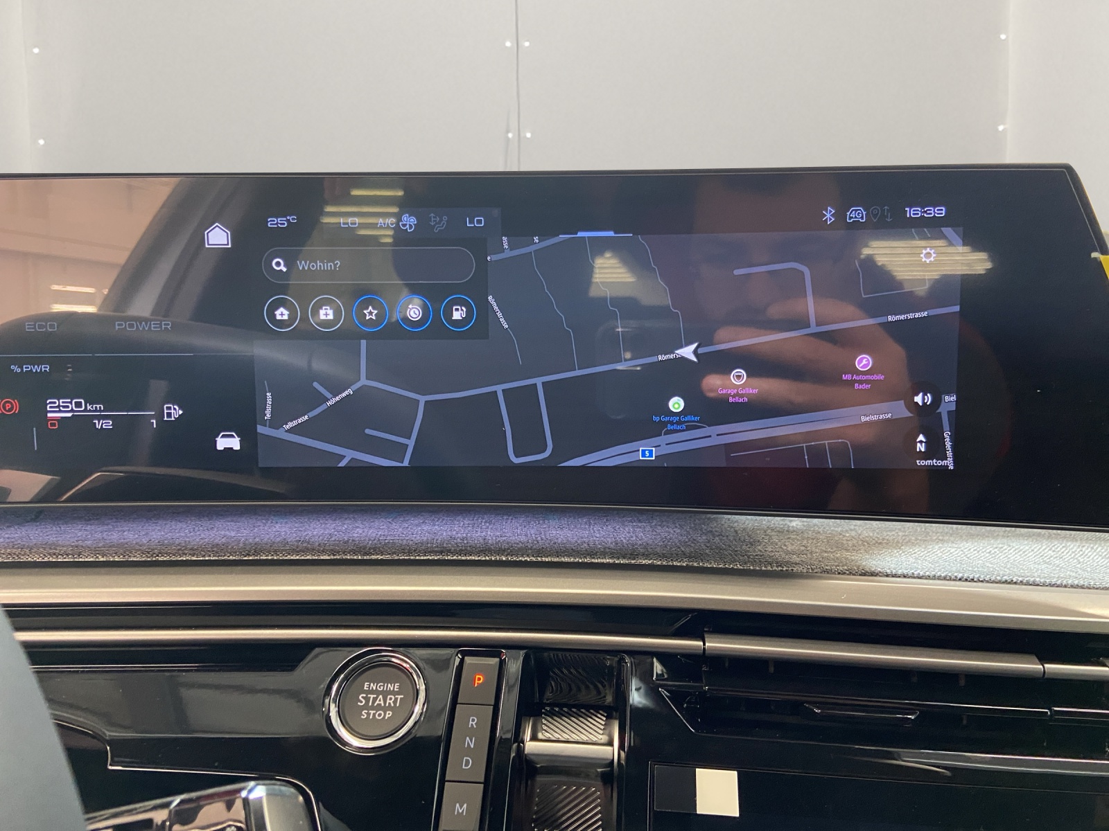 PEUGEOT 3008 1.2 Hybrid Allure-image-12