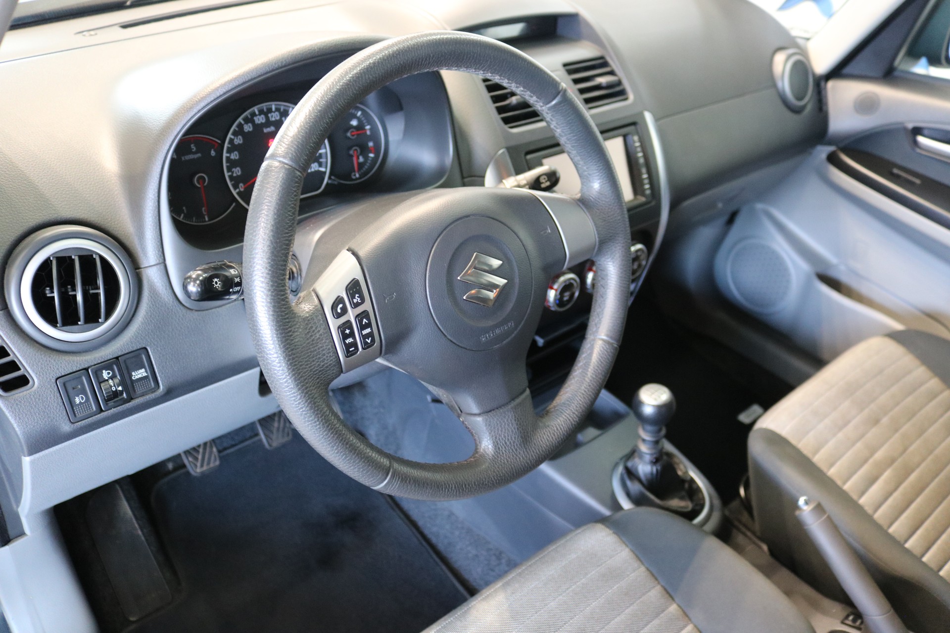 SUZUKI SX4 1.9 TD GL Top 4WD 100TH ANNIVERSARY-image-32