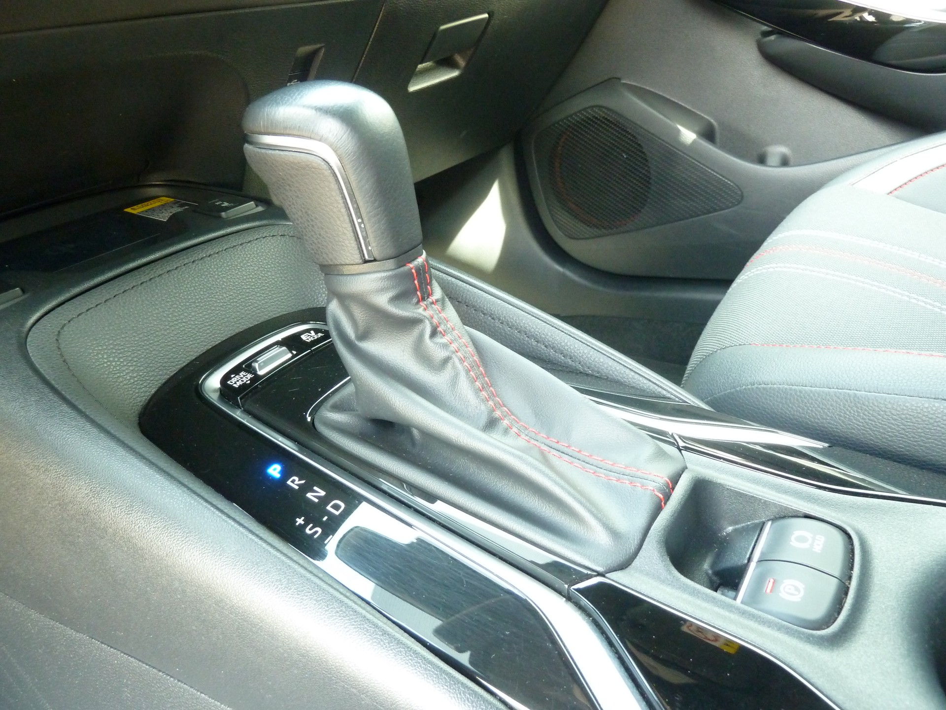 TOYOTA Corolla 2.0 HSD GR-S e-CVT-image-17