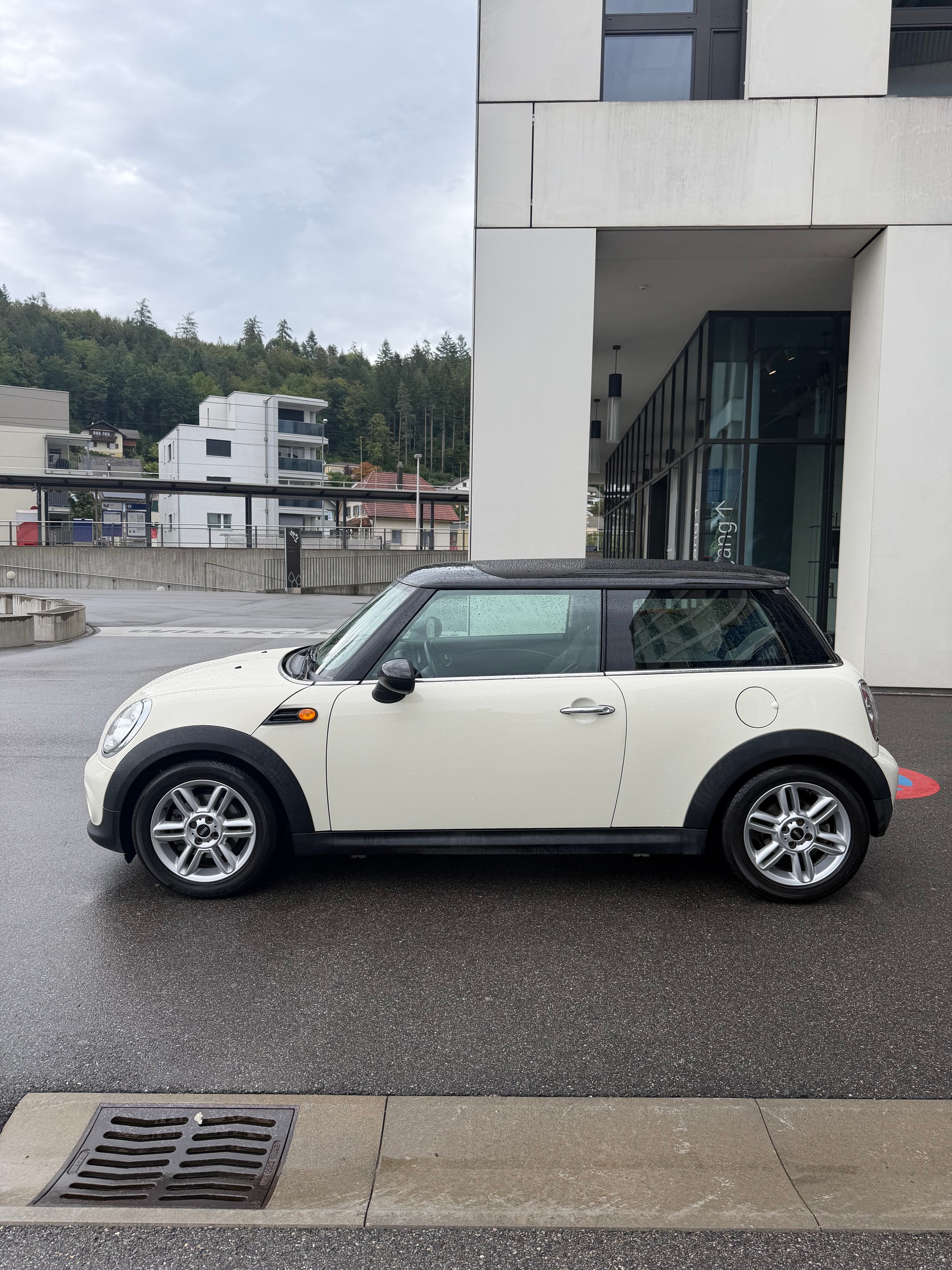 MINI Cooper-showroom-element-2
