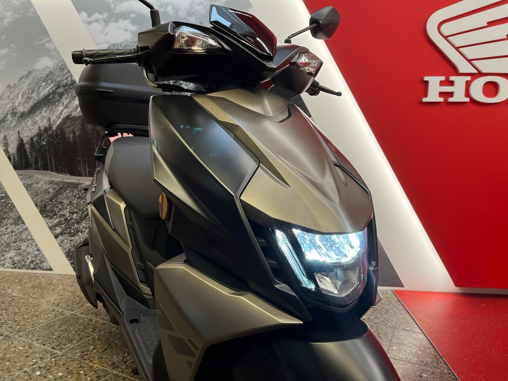 SUZUKI UN 125 Avenis-image-4