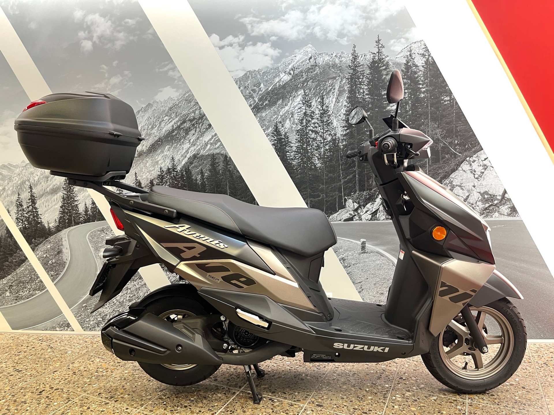 SUZUKI UN 125 Avenis-image-0