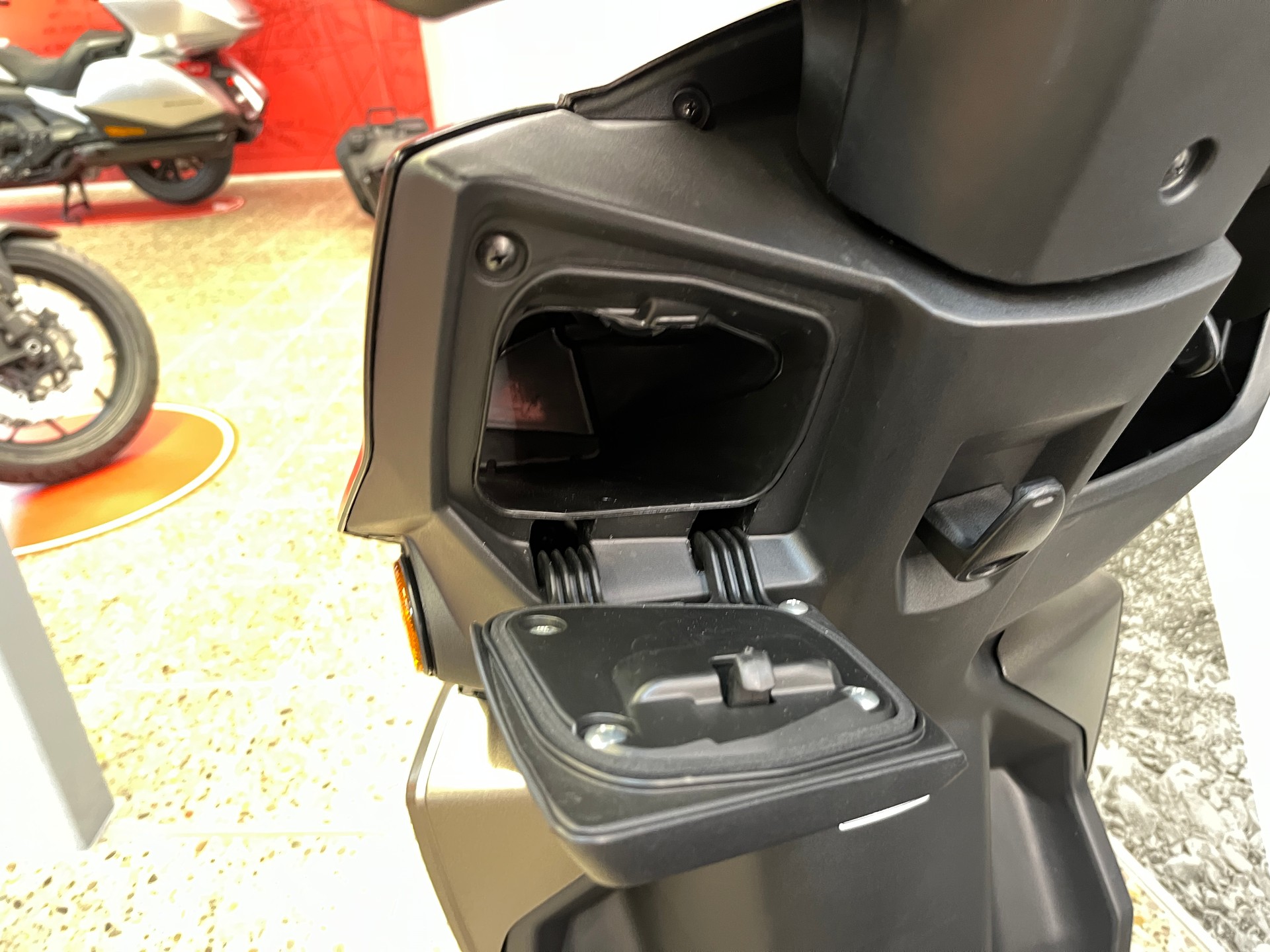 SUZUKI UN 125 Avenis-image-6