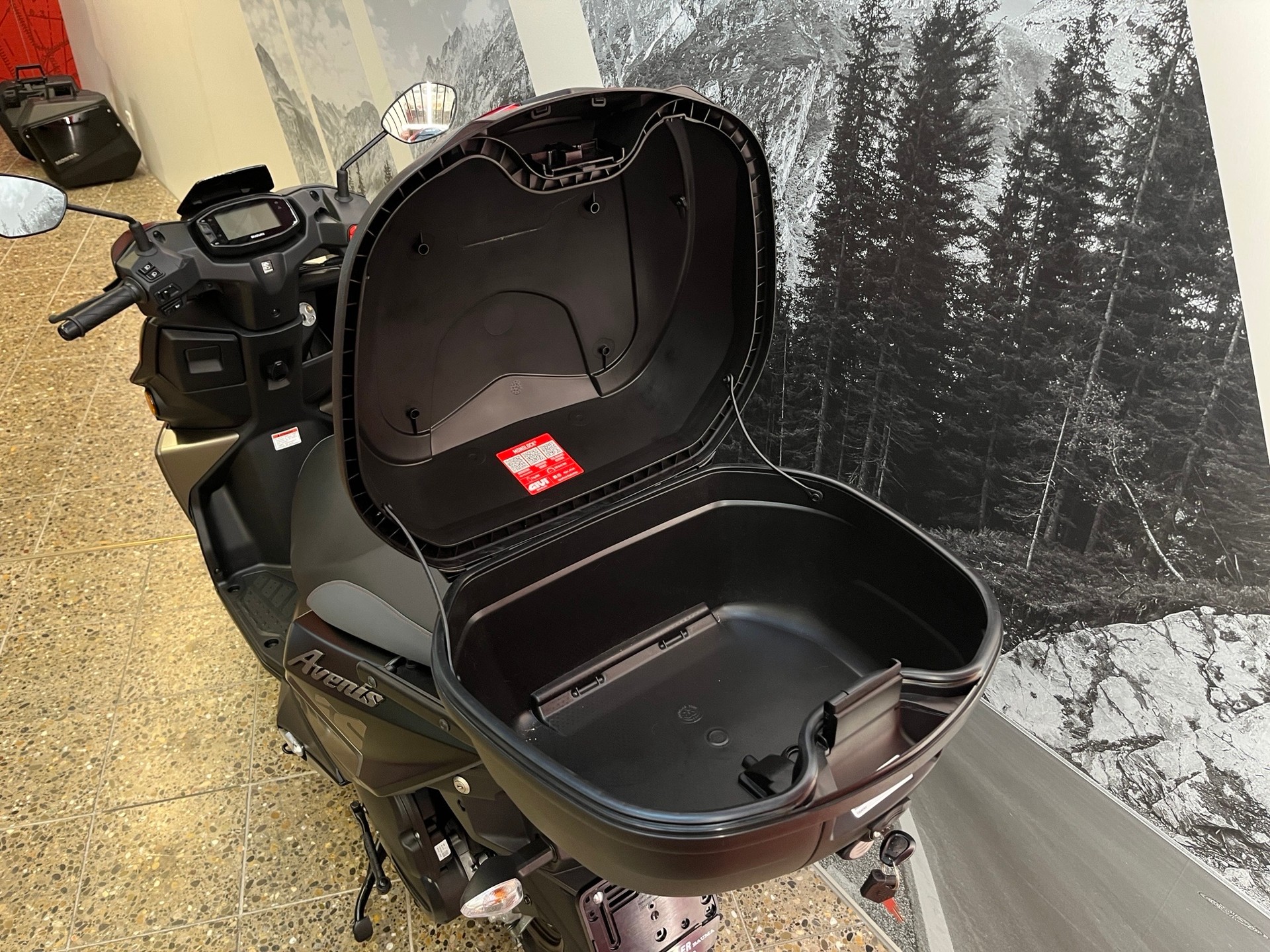 SUZUKI UN 125 Avenis-image-7