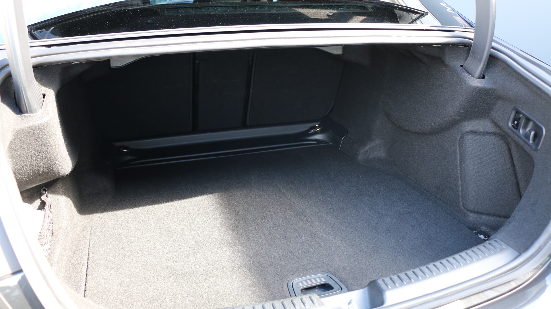 MERCEDES-BENZ E 220 d 4Matic AMG Line-image-11
