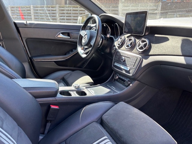MERCEDES-BENZ Shooting Brake 180 AMG - Line 1.6-image-8