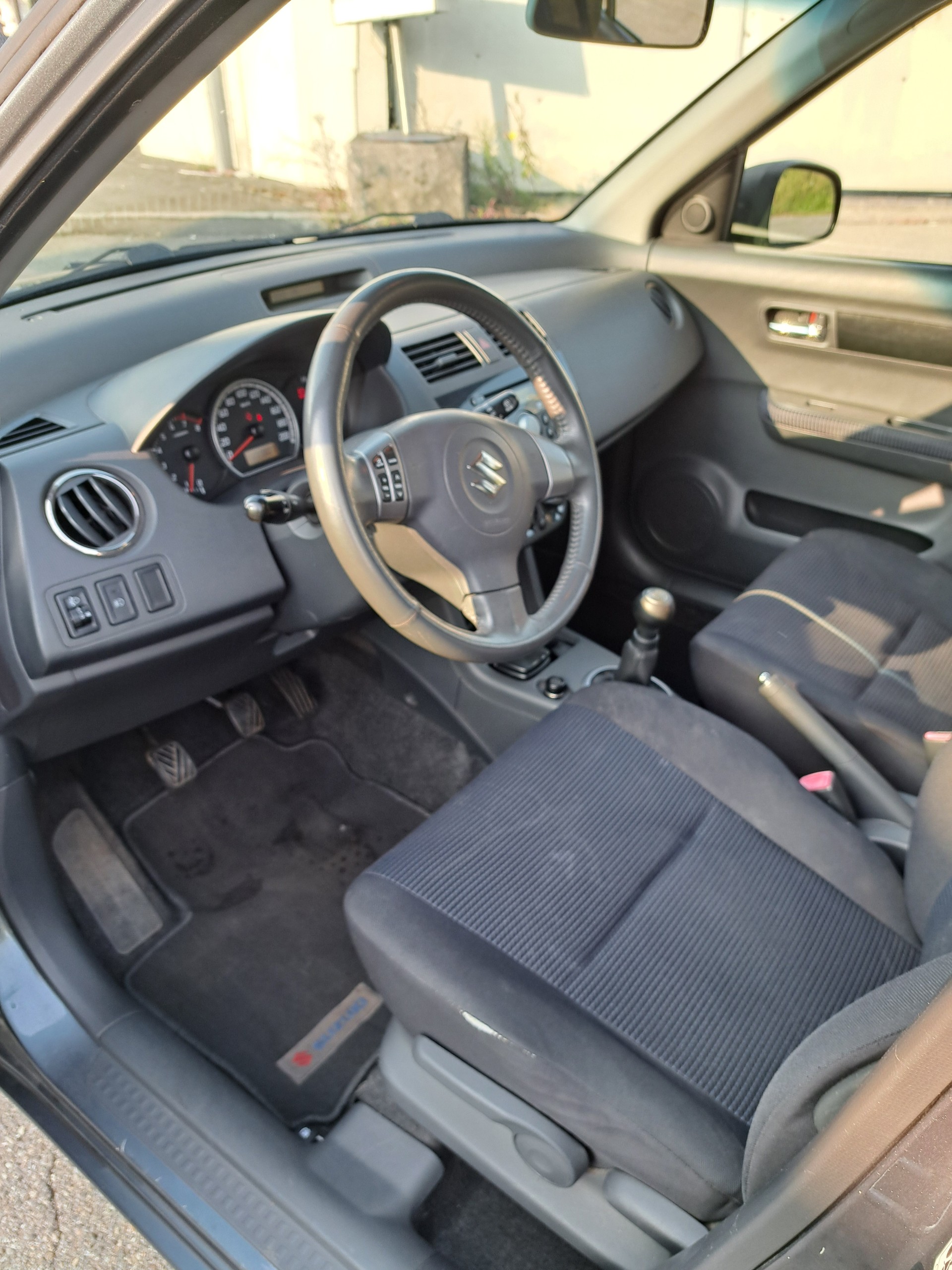 SUZUKI Swift 1.3i 16V GL Top-image-4