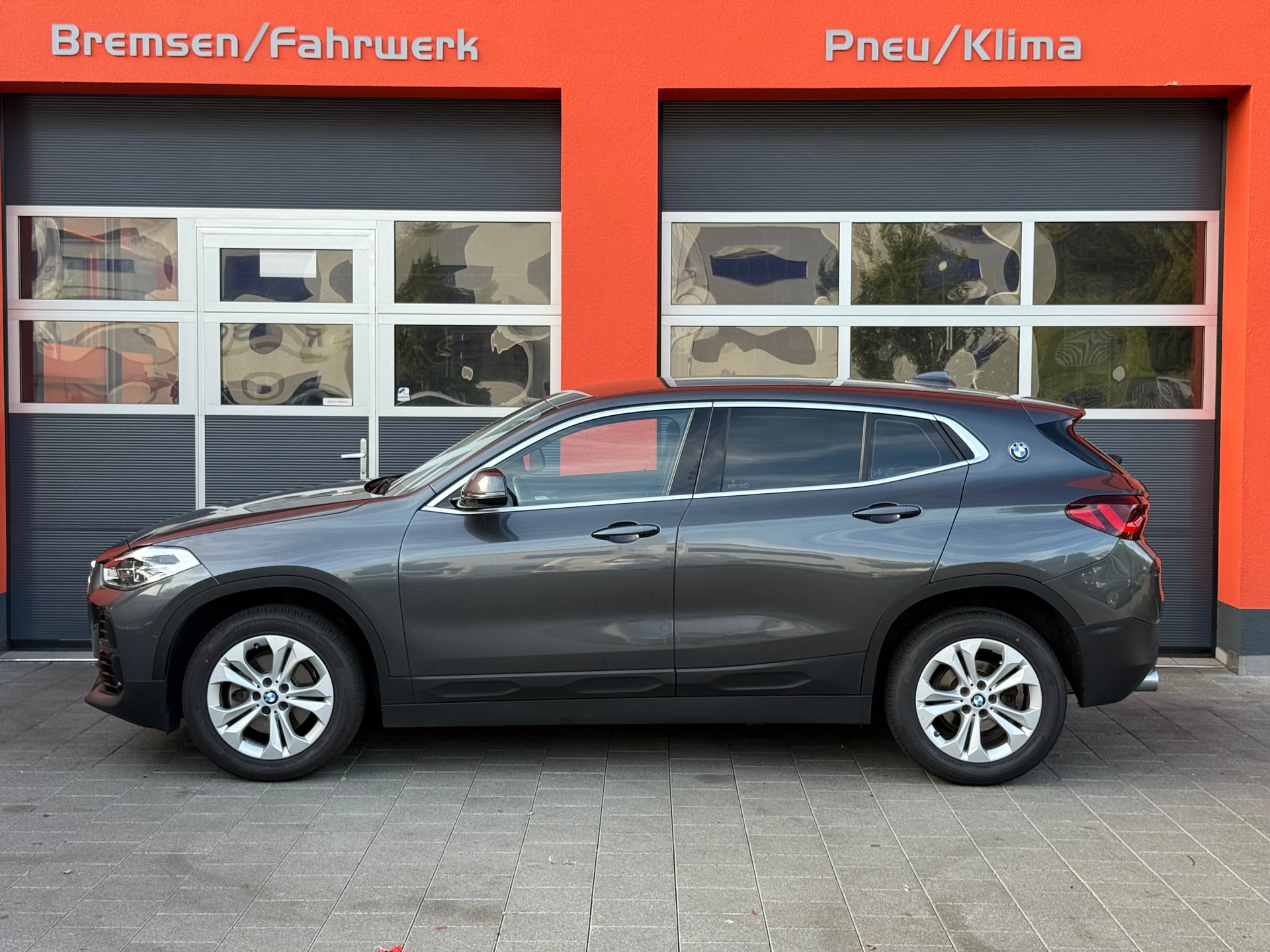 BMW X2 sDrive 18d Steptronic-showroom-element-1