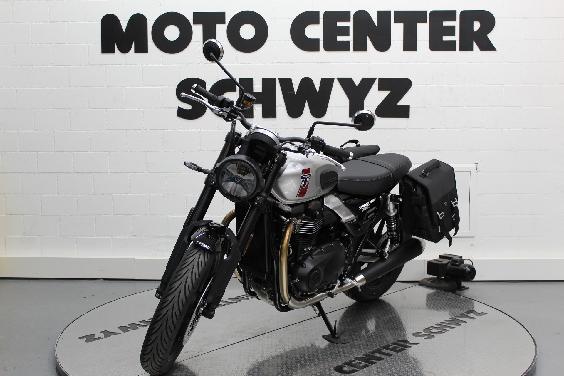 TRIUMPH Speed Twin 900-image-2