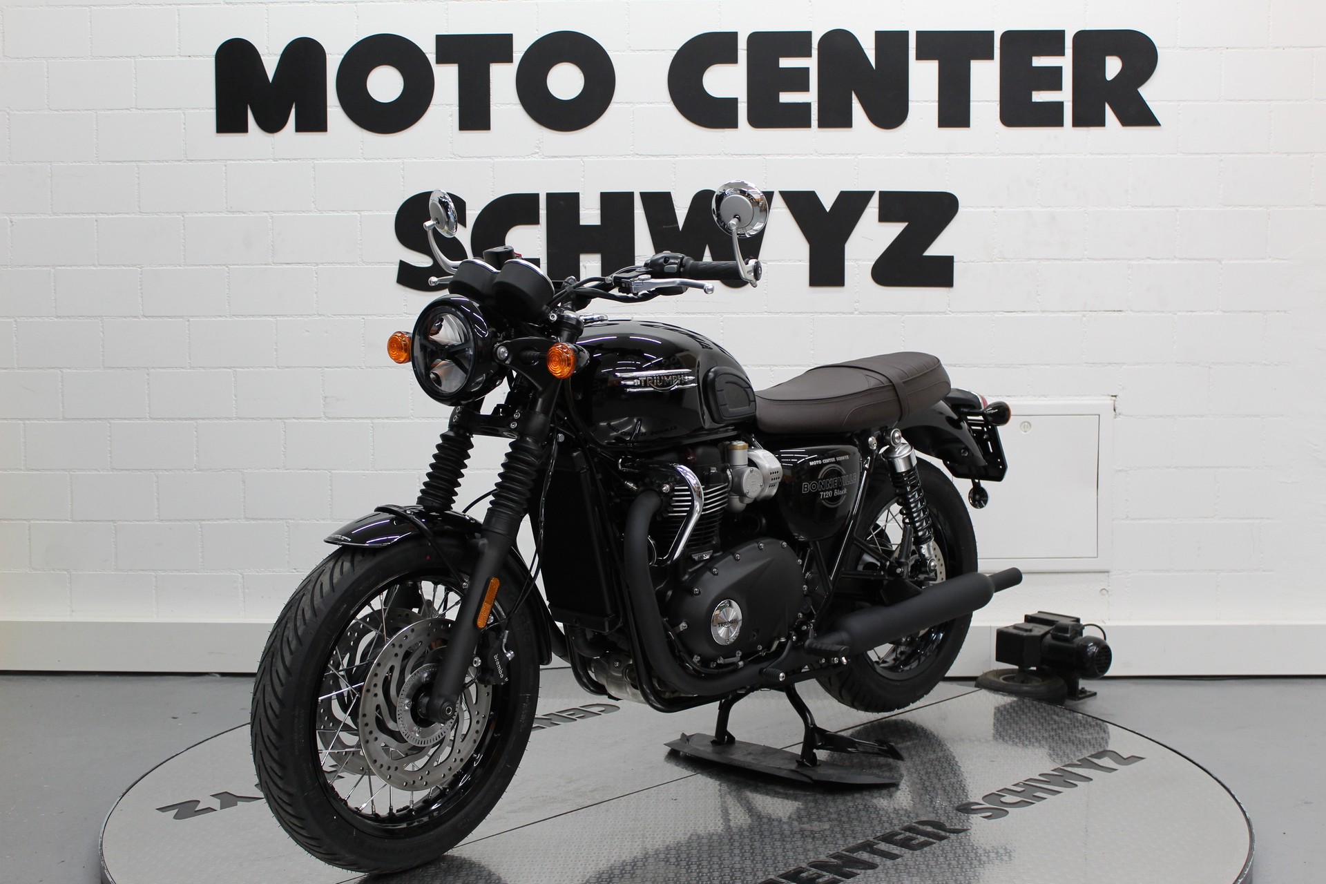 TRIUMPH Bonneville T120 Black-image-2