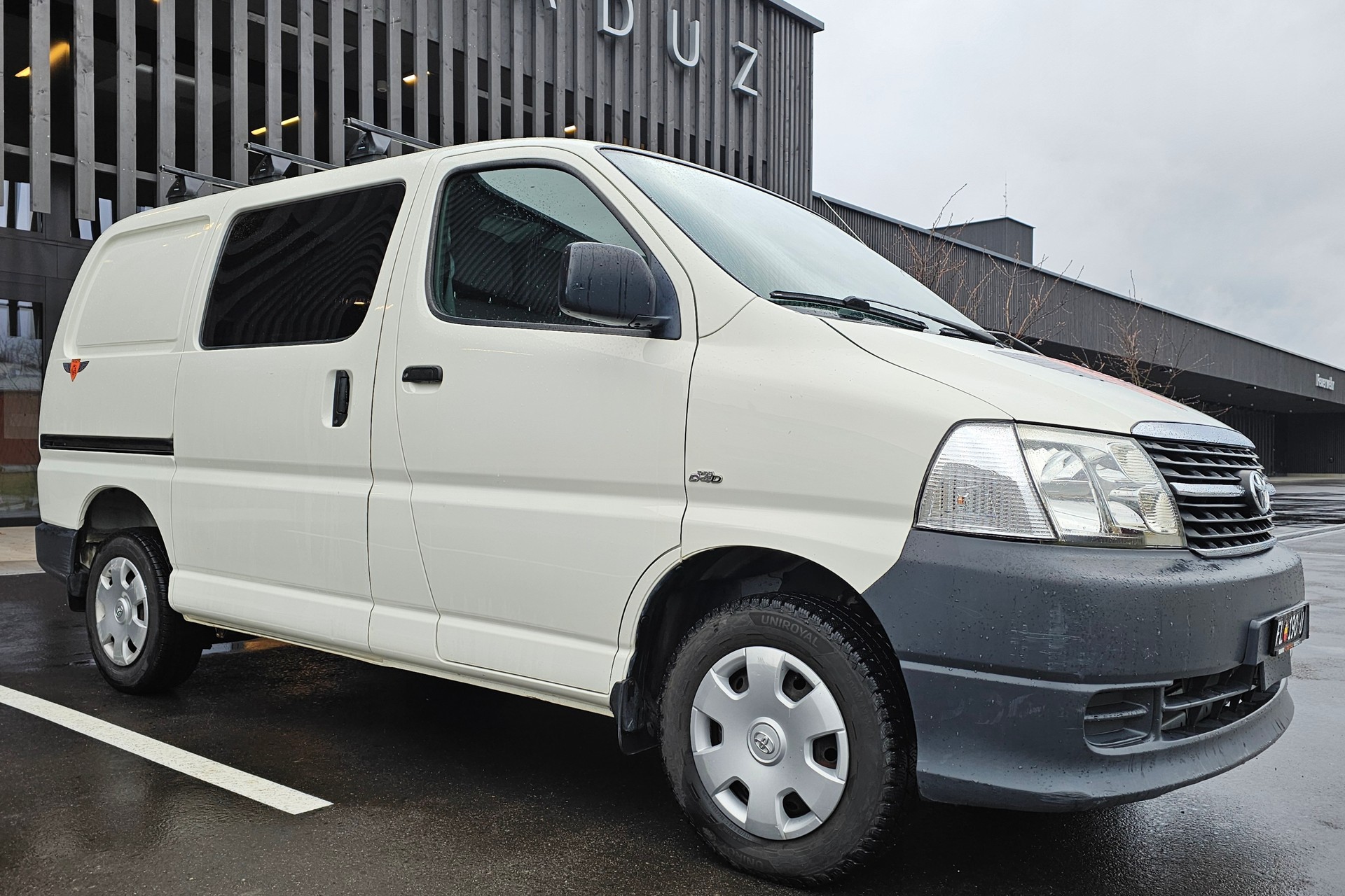 TOYOTA Hiace D-4D Van SWB-showroom-element-3