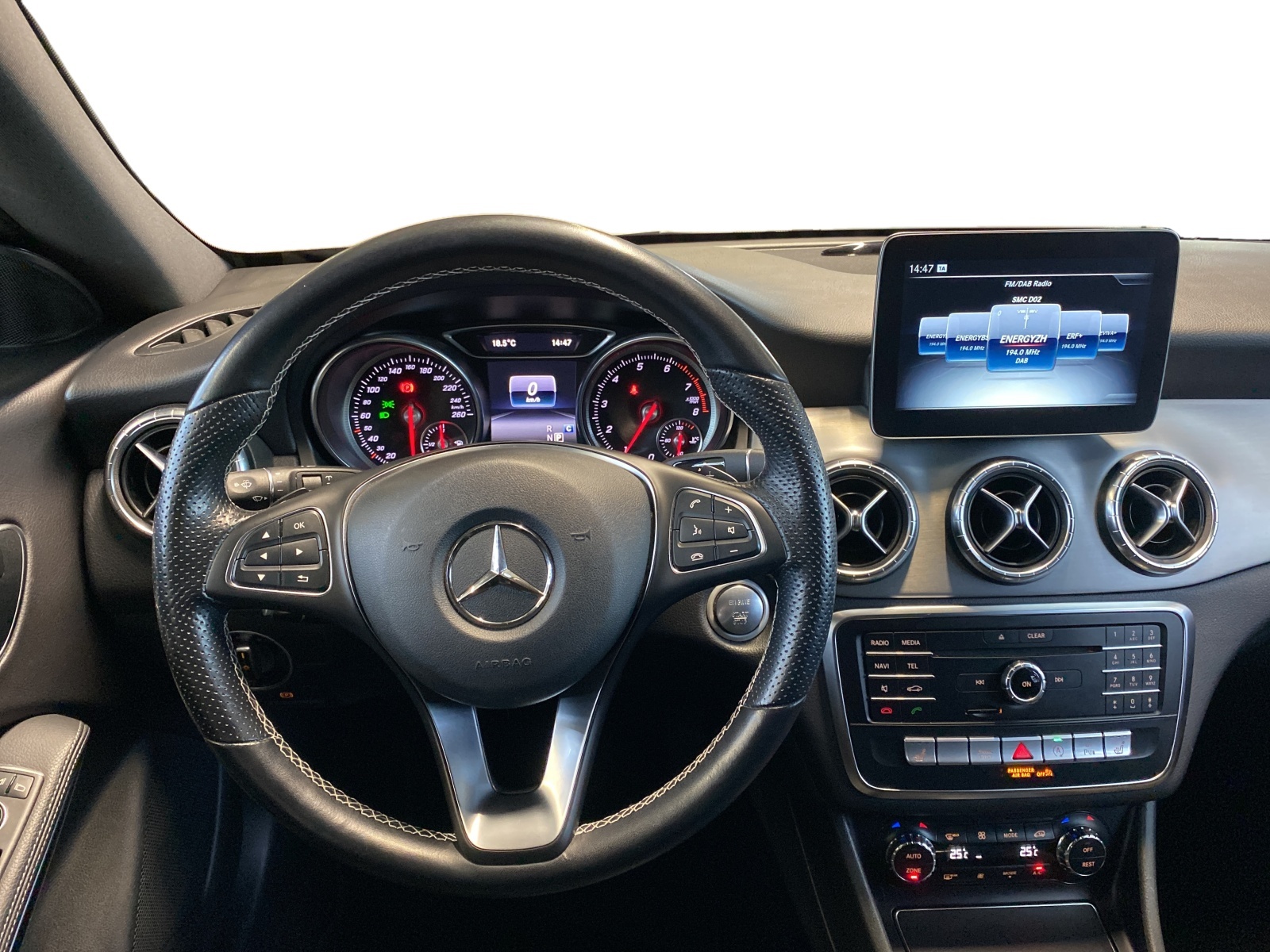 MERCEDES-BENZ CLA 200 Night Star Shooting Brake-image-11