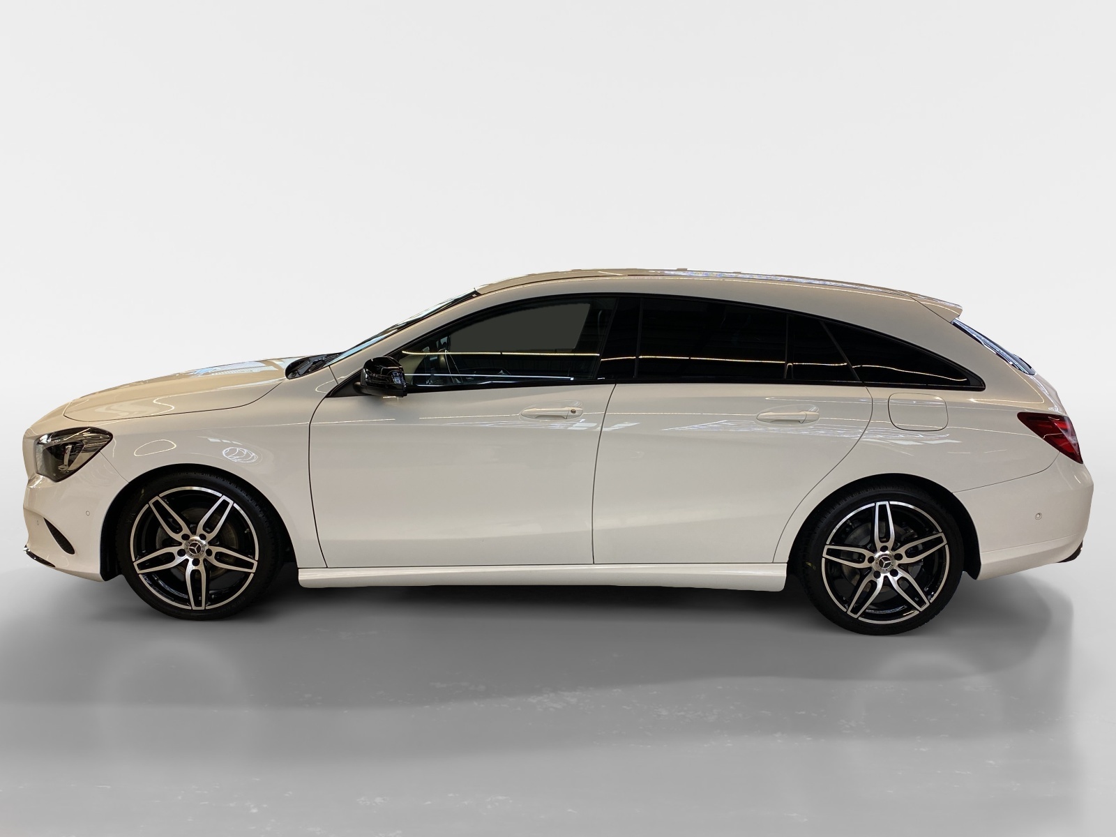 MERCEDES-BENZ CLA 200 Night Star Shooting Brake-showroom-element-2
