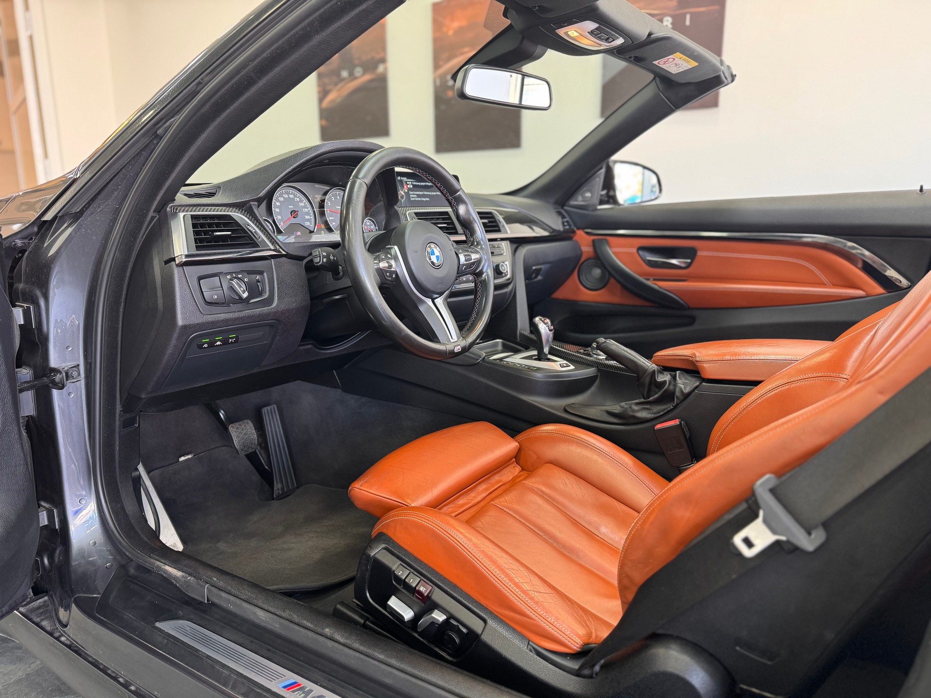 BMW M4 Cabriolet DKG Competition *AST Tieferlegung / Nackenwärmer / H/K Soundsystem / Surround View Kamera / Carbon / Adaptive LED*-image-6