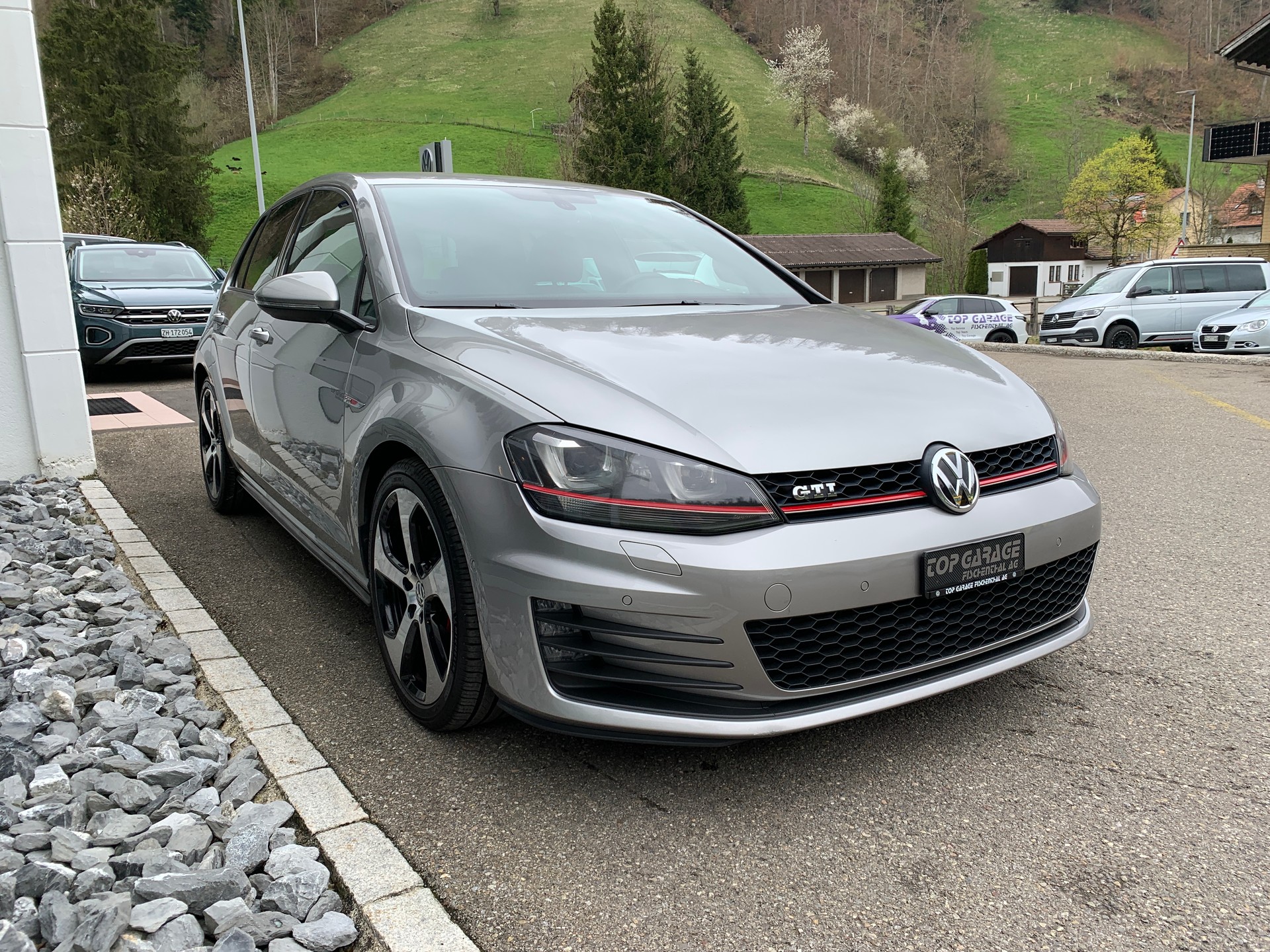 VW Golf 2.0 TSI GTI-showroom-element-2