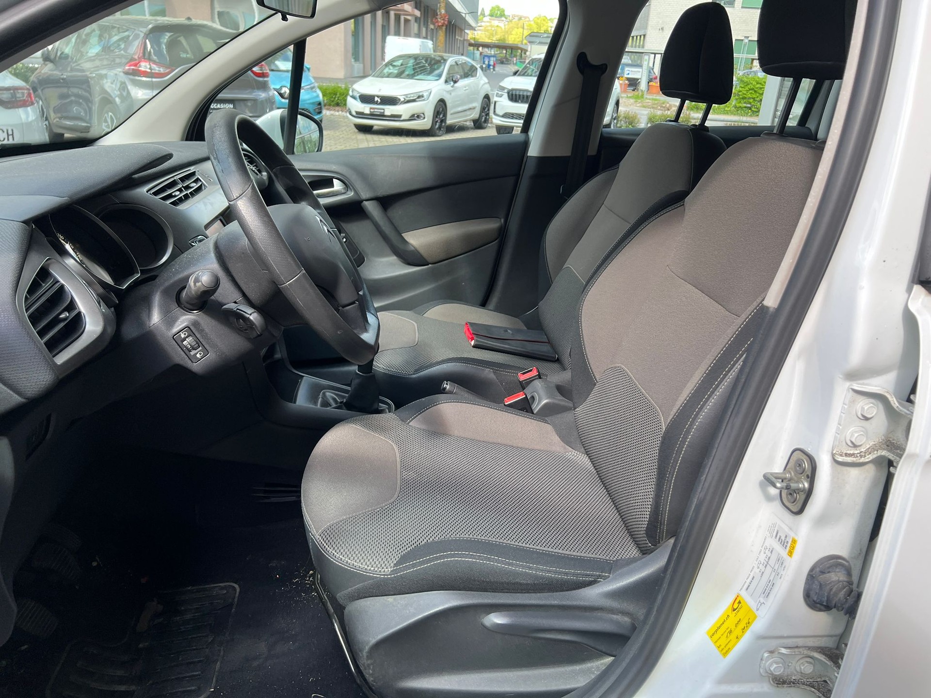 CITROEN C3 1.2i Attraction-image-9