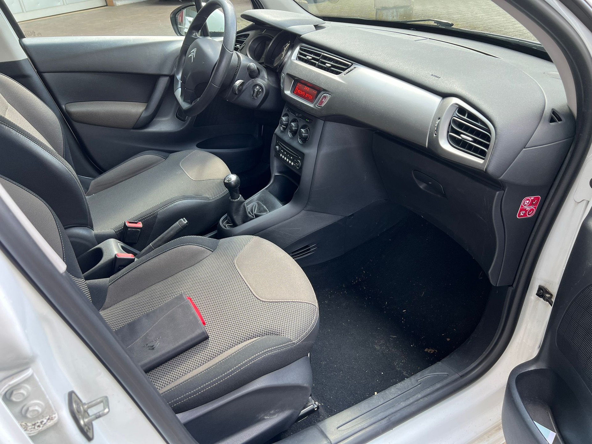 CITROEN C3 1.2i Attraction-image-19