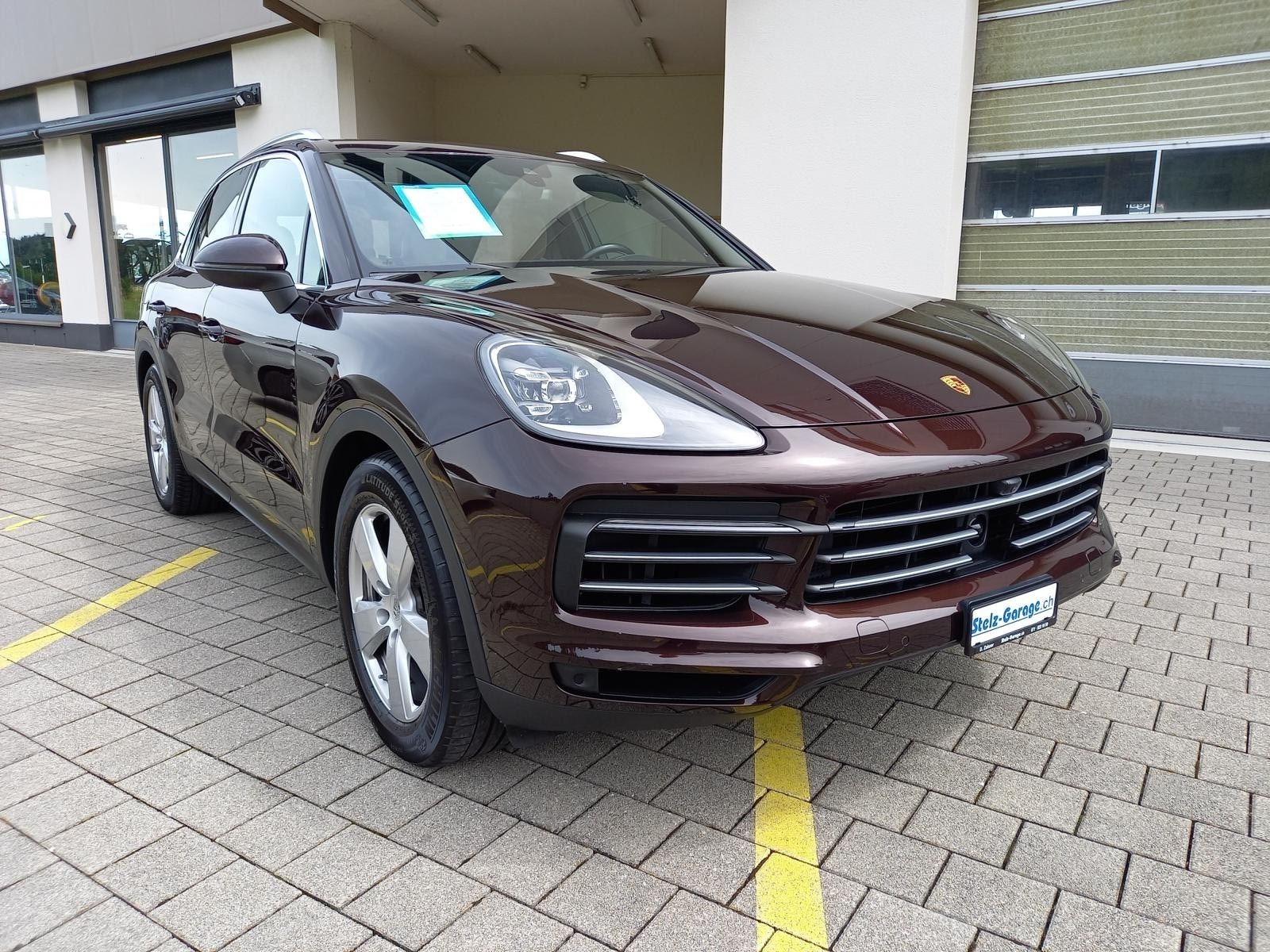 PORSCHE Cayenne-showroom-element-3