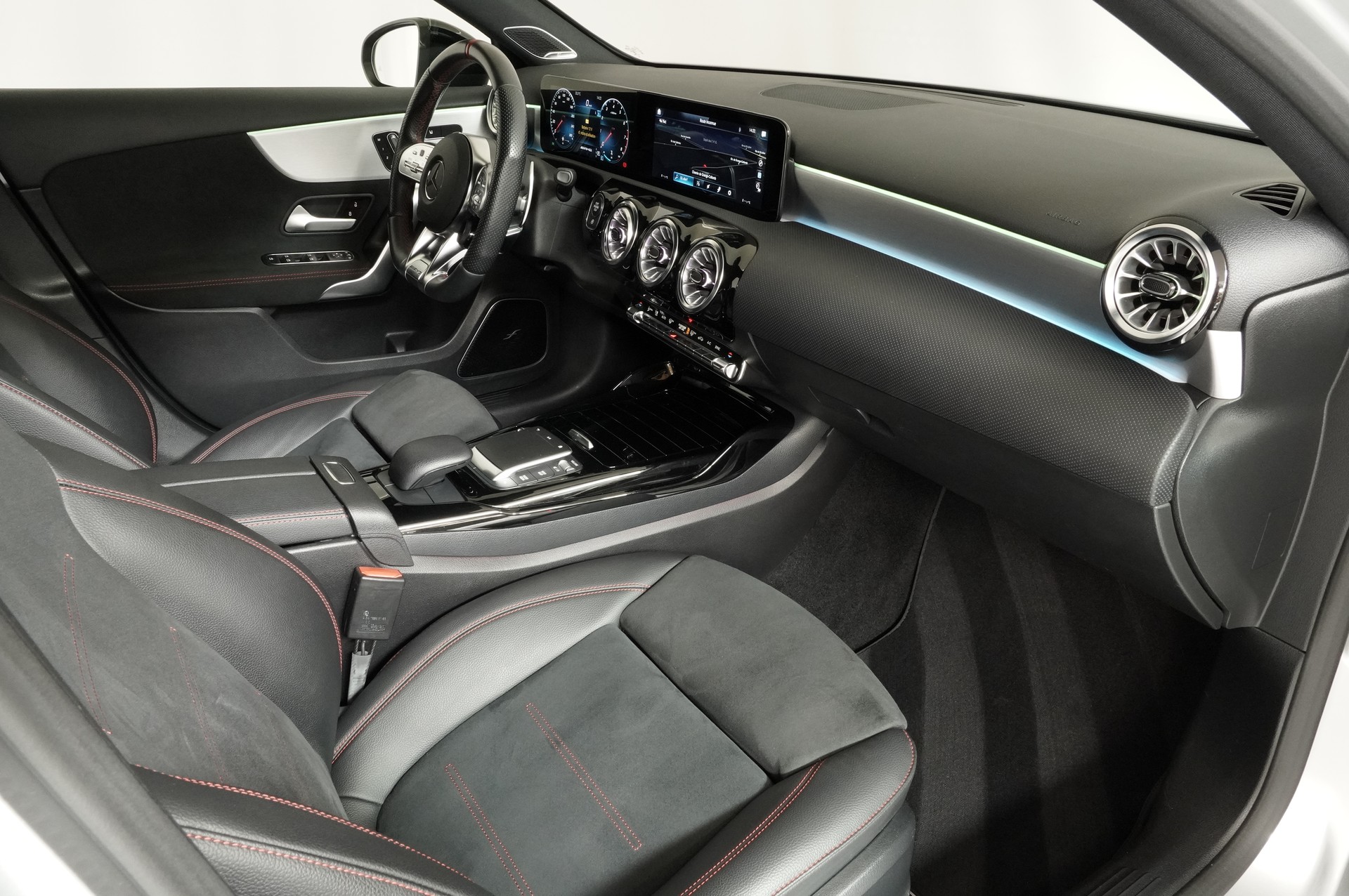 MERCEDES-BENZ A 35 AMG 4Matic Speedshift-image-10