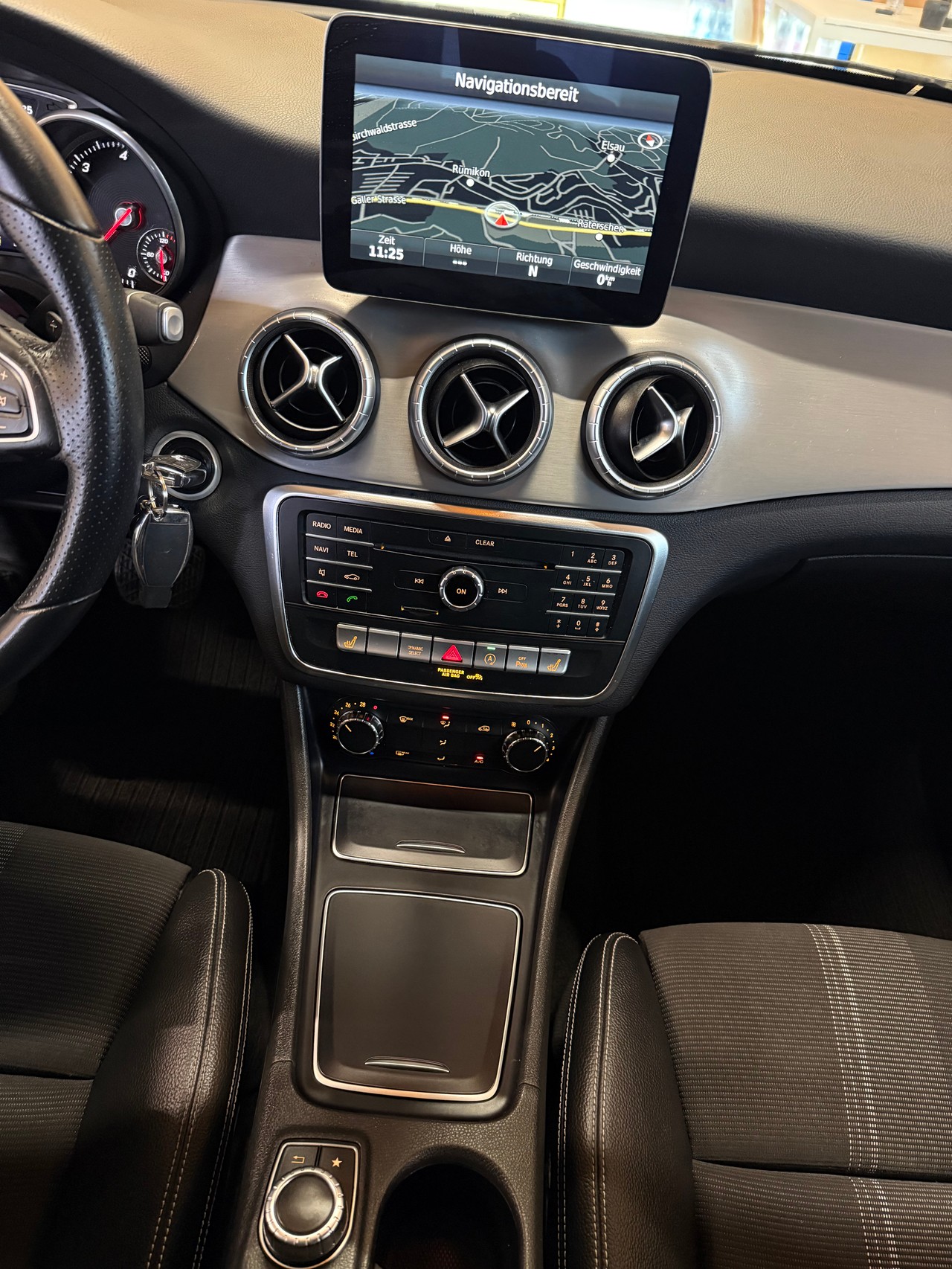 MERCEDES-BENZ CLA Shooting Br. 200 d Swiss Star Urban 4M 7G-DCT-image-11