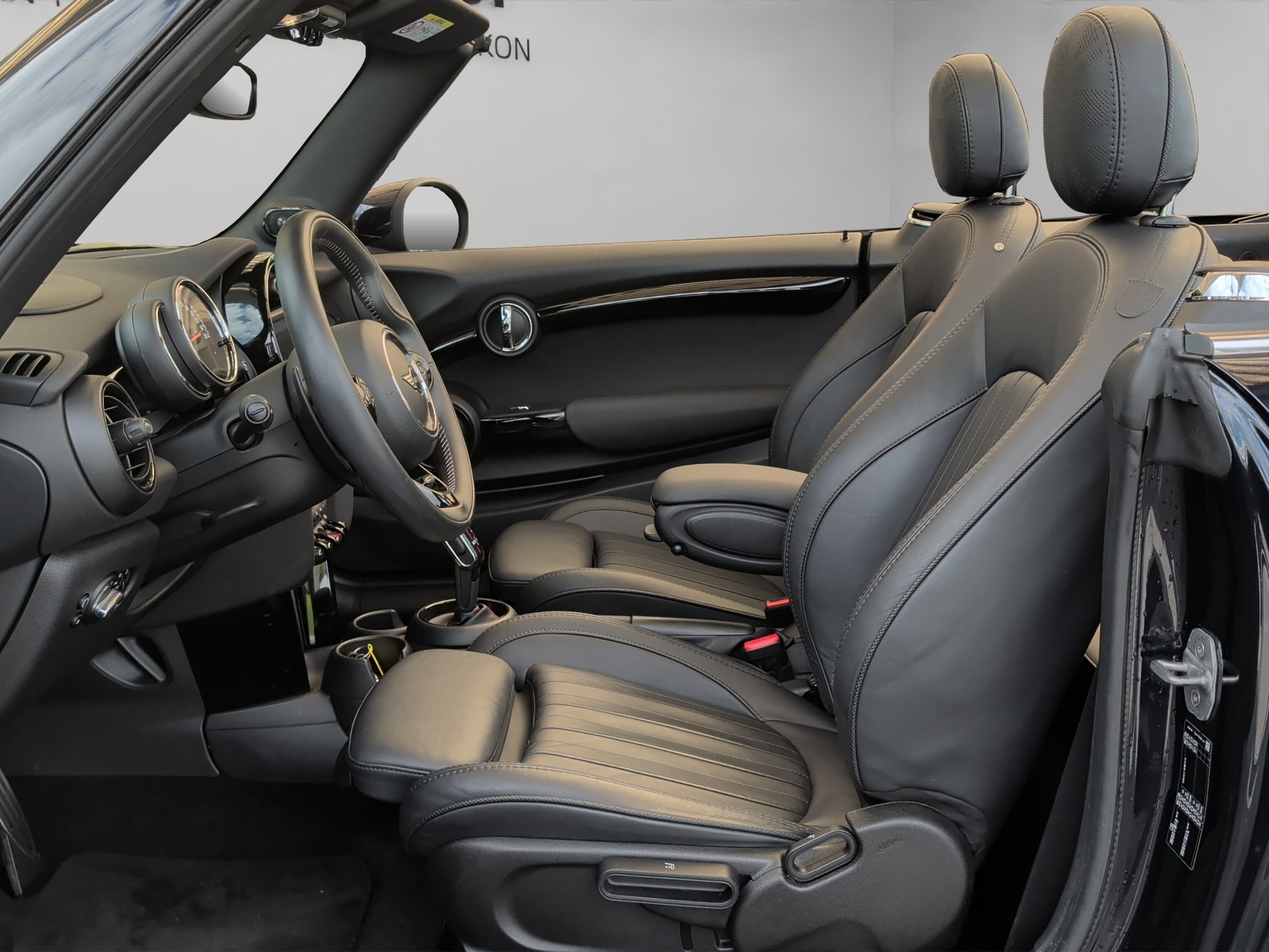 MINI Cooper John Cooper Works Cabriolet Steptronic-image-10