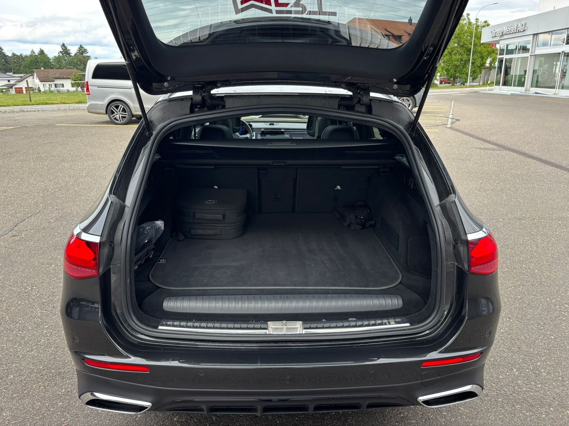 MERCEDES-BENZ E 300 de AMG-Line 4Matic Kombi-image-13
