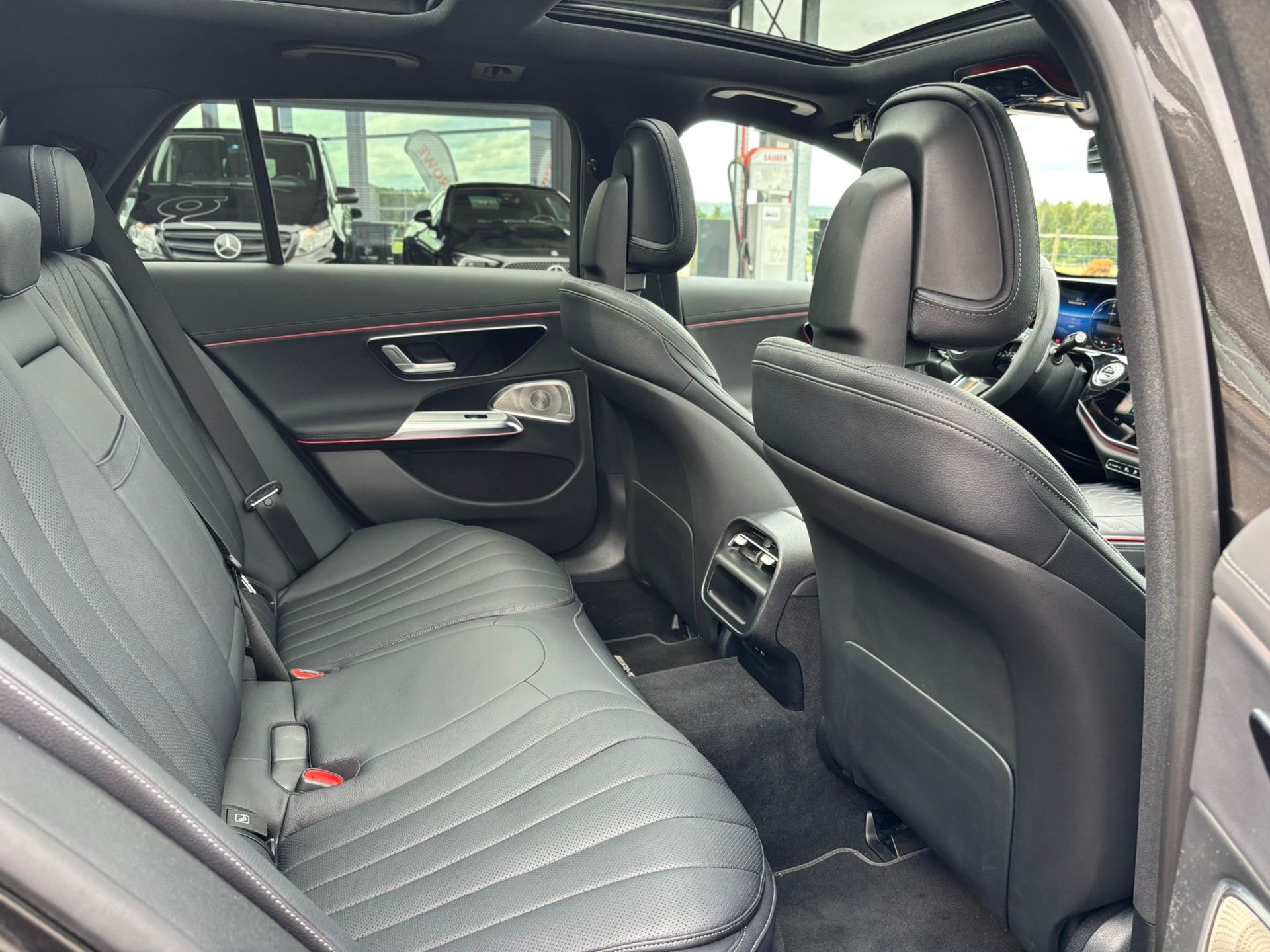 MERCEDES-BENZ E 300 de AMG-Line 4Matic Kombi-image-9