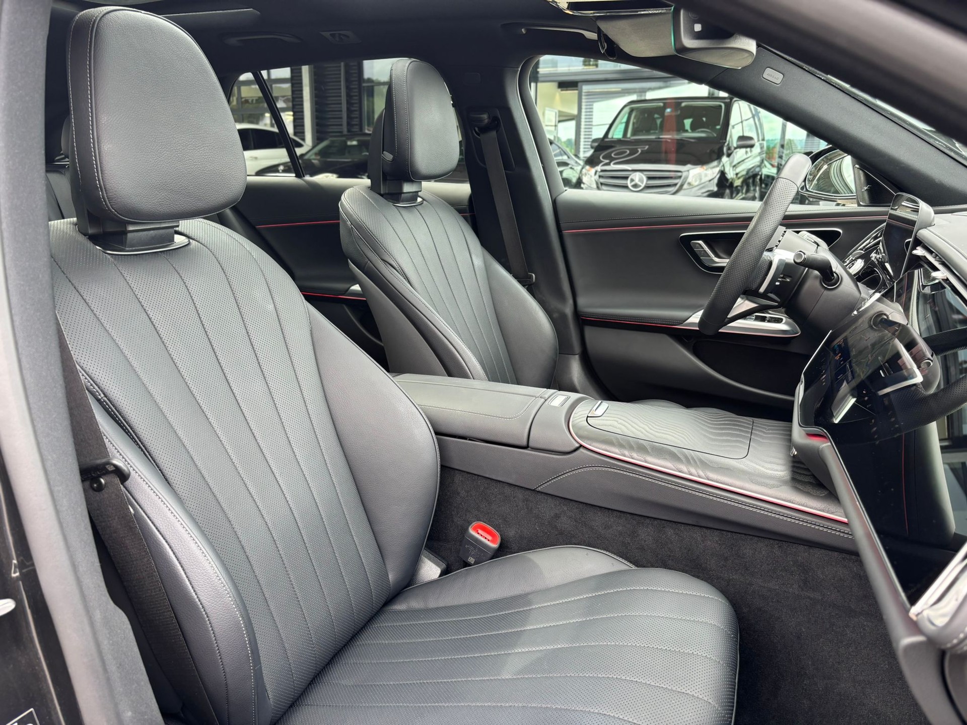 MERCEDES-BENZ E 300 de AMG-Line 4Matic Kombi-image-8