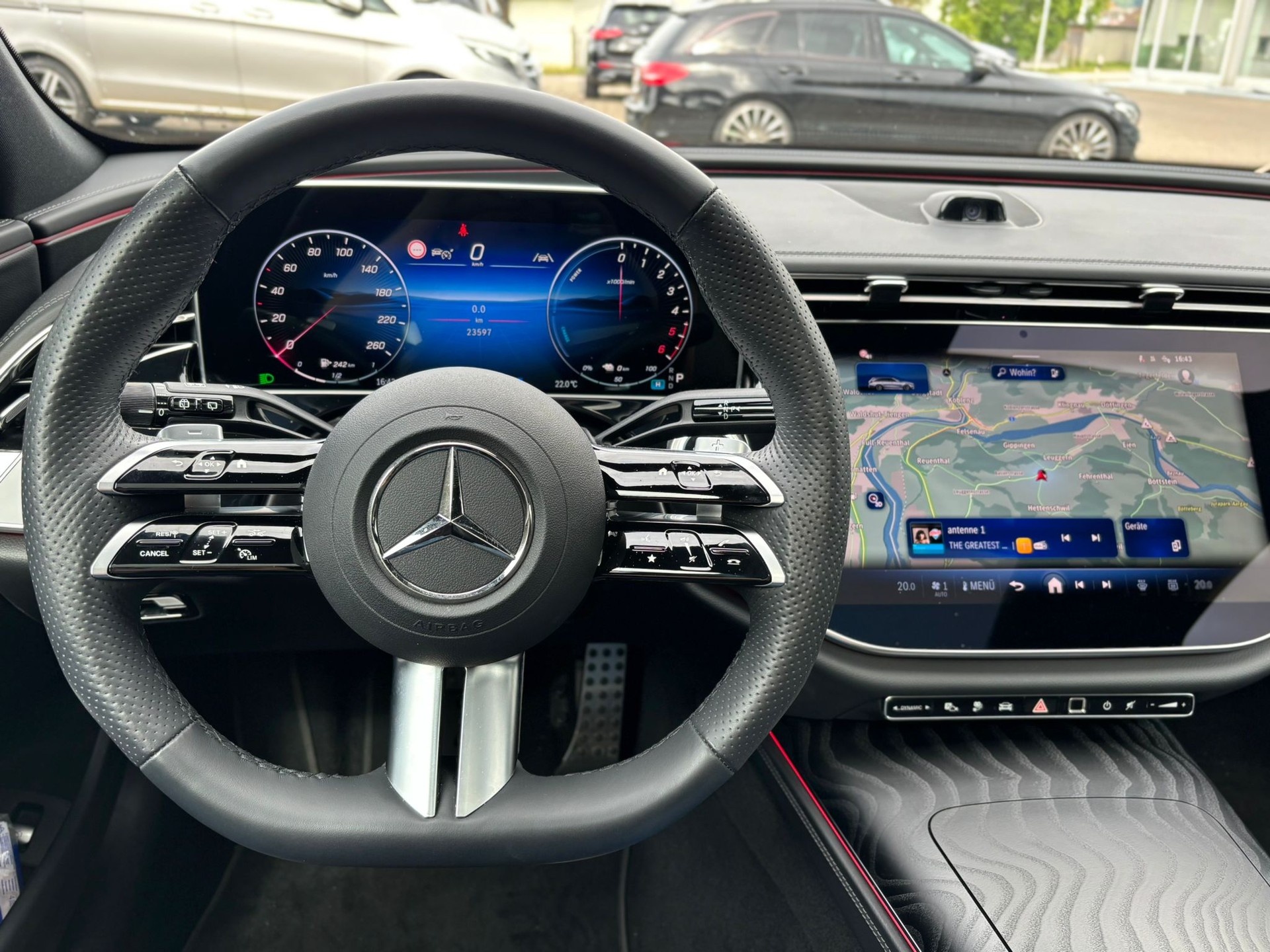 MERCEDES-BENZ E 300 de AMG-Line 4Matic Kombi-image-10