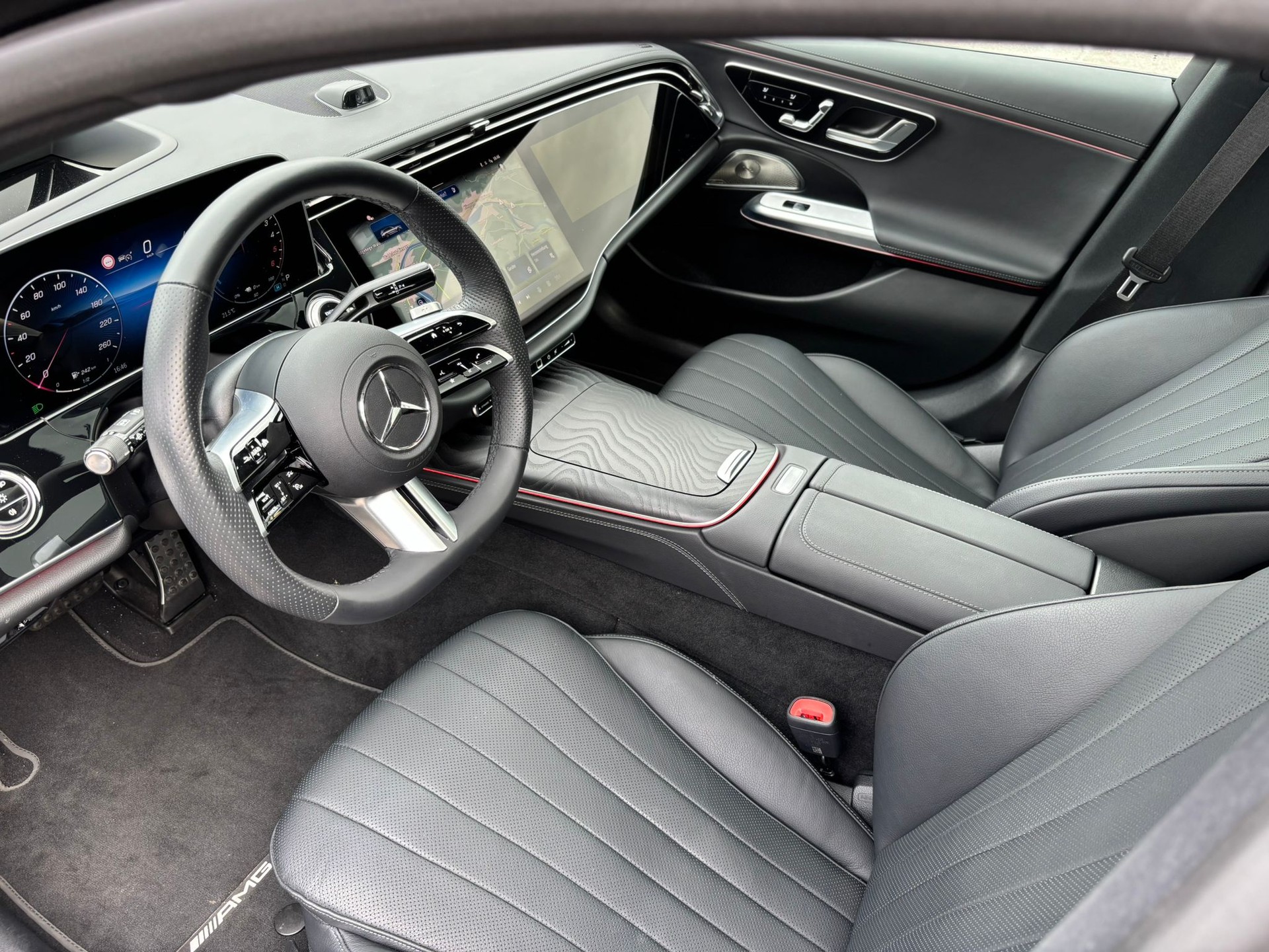 MERCEDES-BENZ E 300 de AMG-Line 4Matic Kombi-image-6