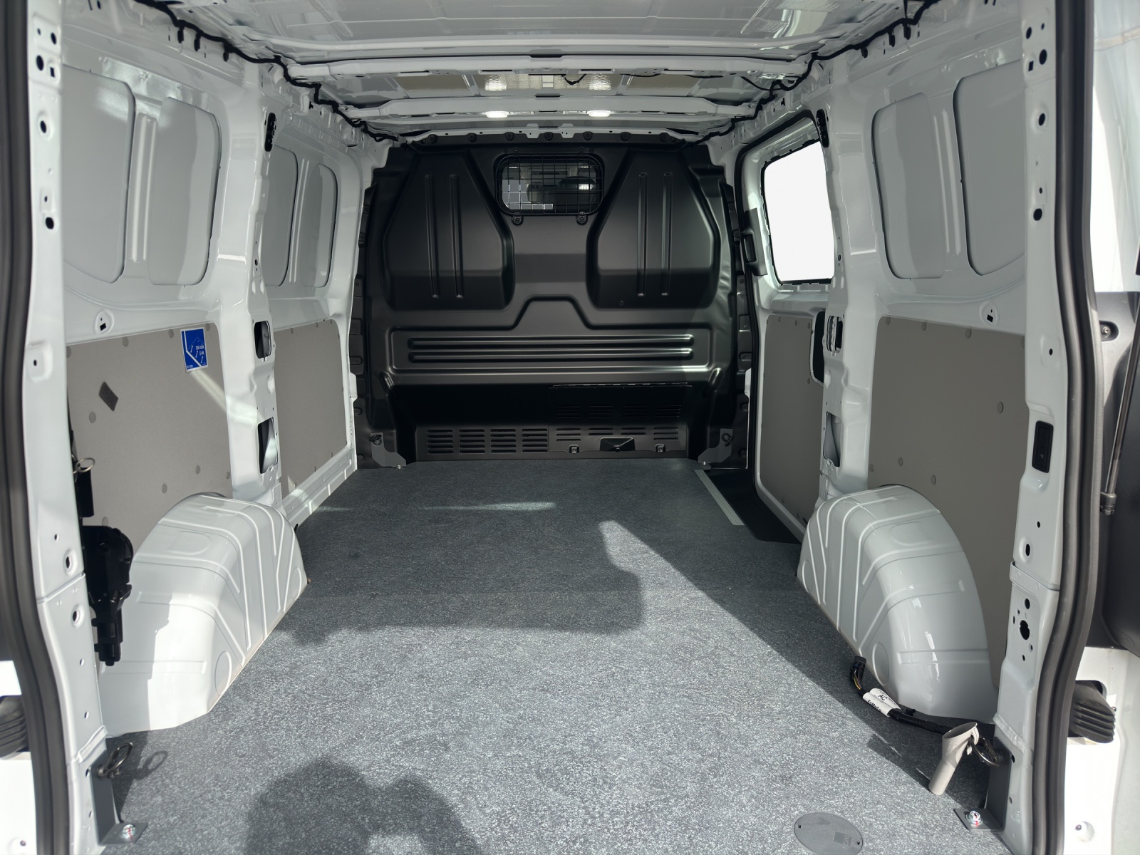 VW Transporter 2.0 TDI 4Motion Automat-image-12
