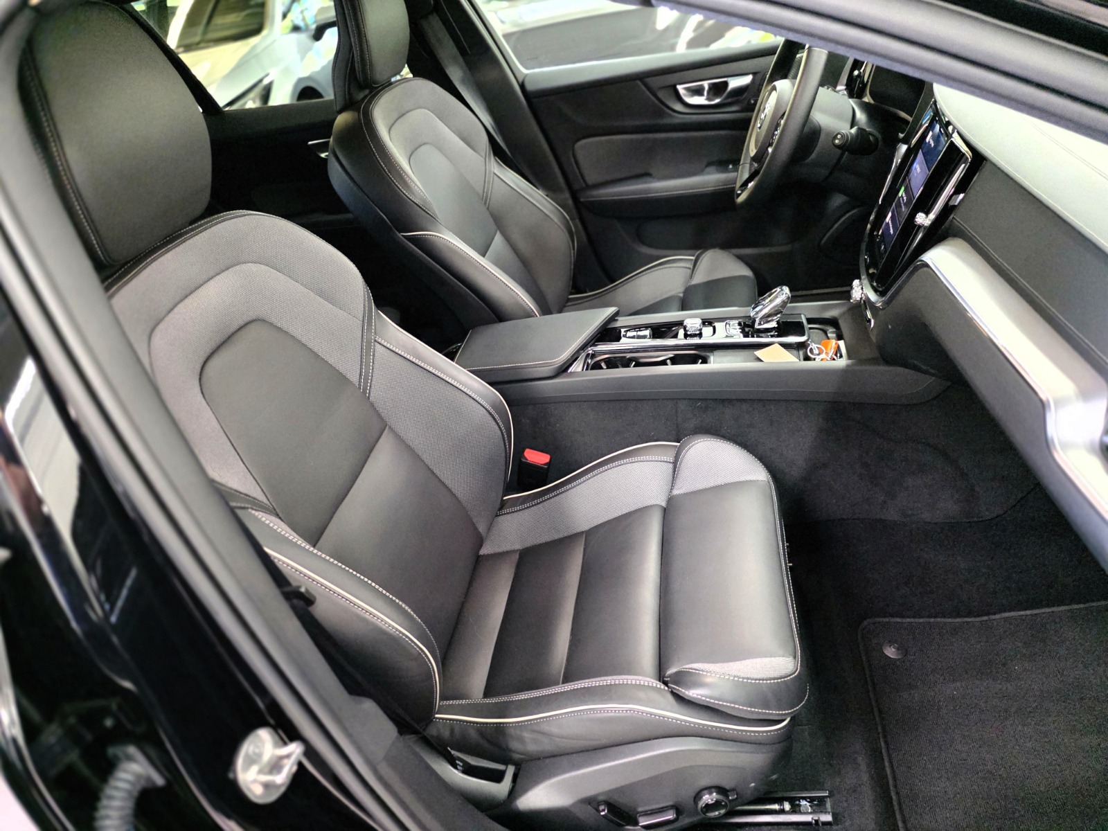 VOLVO V60 B4 Benzin Mild Hybrid Ultra Dark DCT-image-12