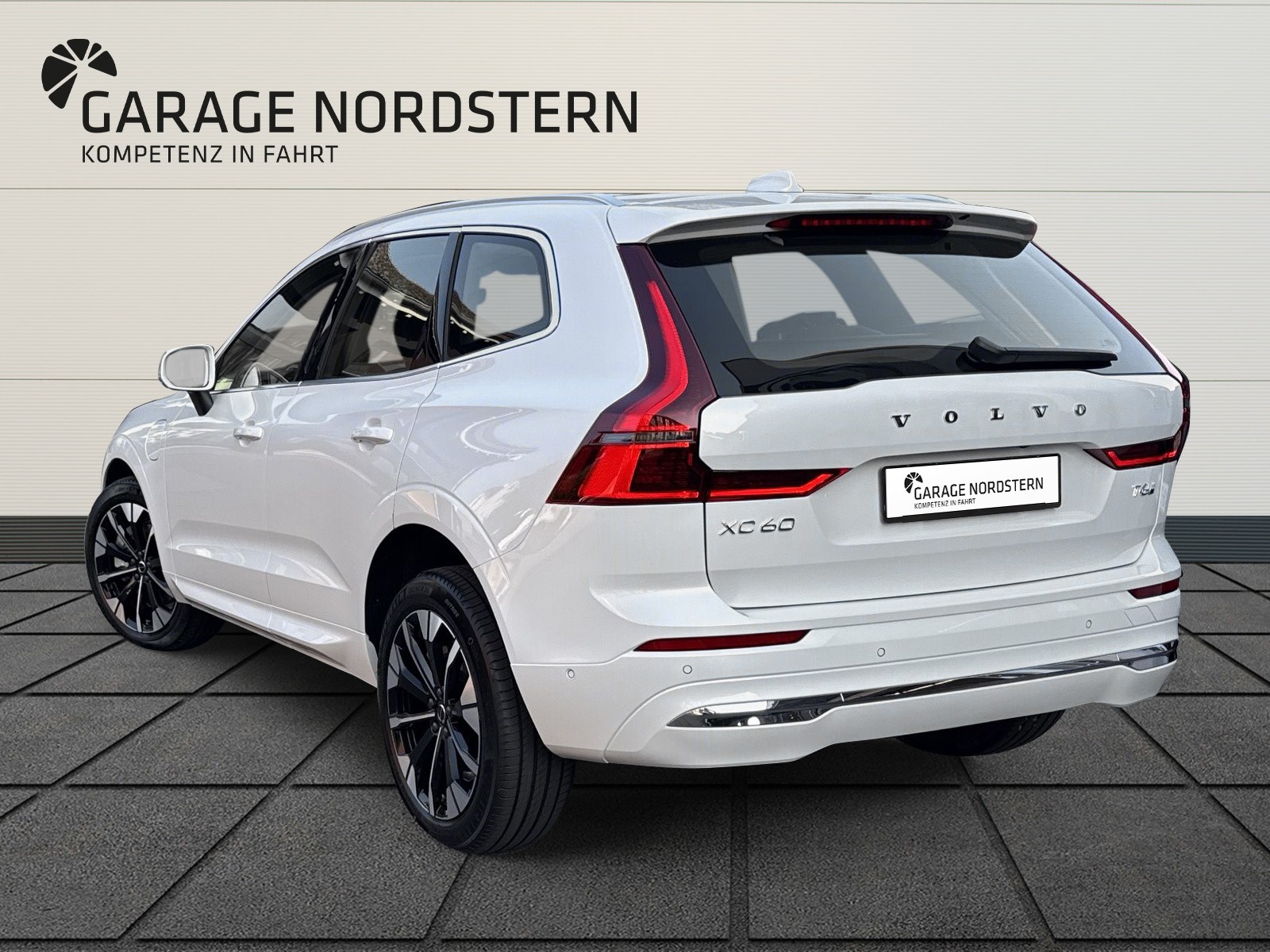VOLVO XC60 2.0 T6 TE Ultra Bright eAWD-showroom-element-2