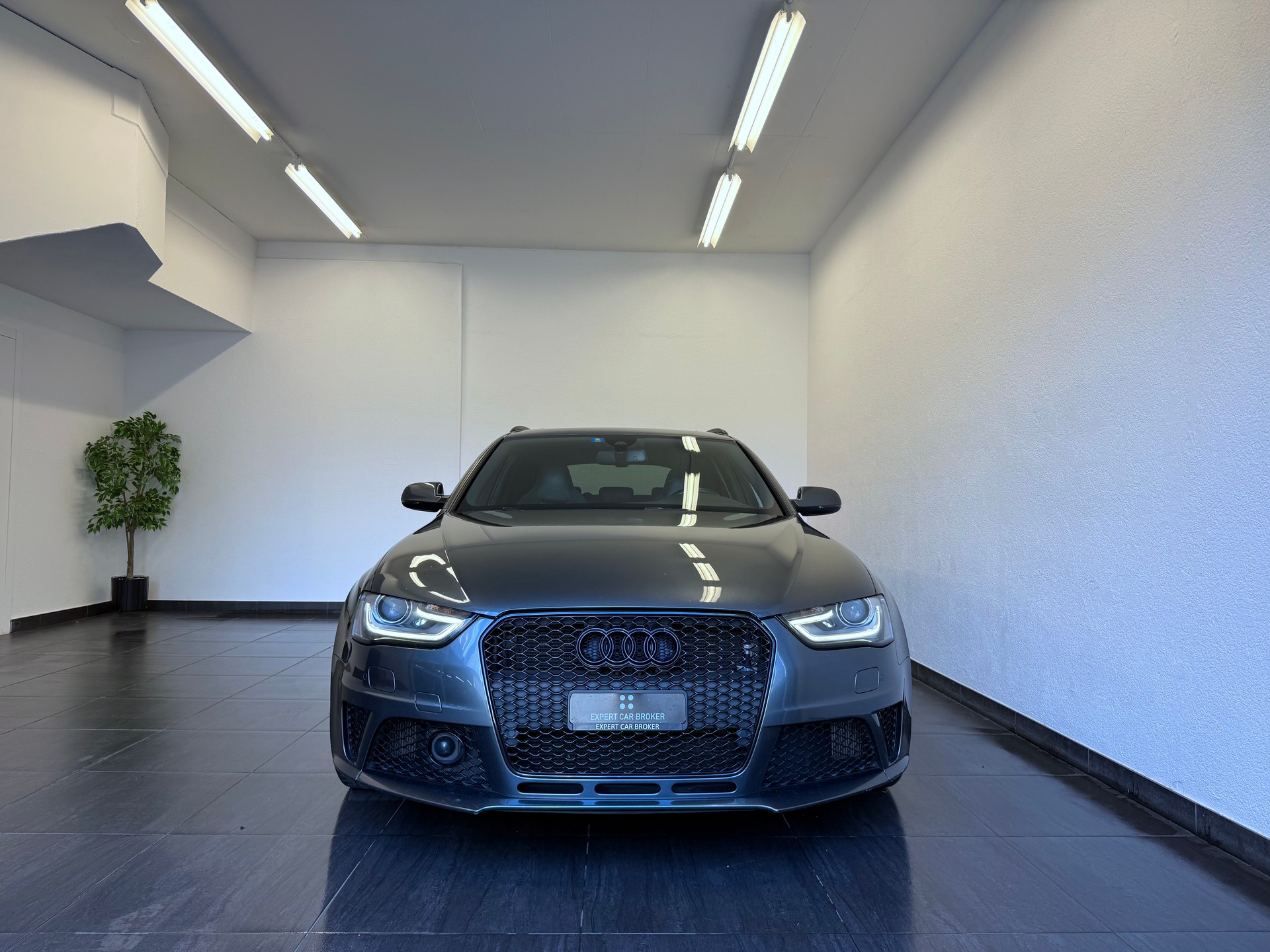 AUDI RS4 Avant 4.2 FSI V8 quattro S-tronic-showroom-element-3