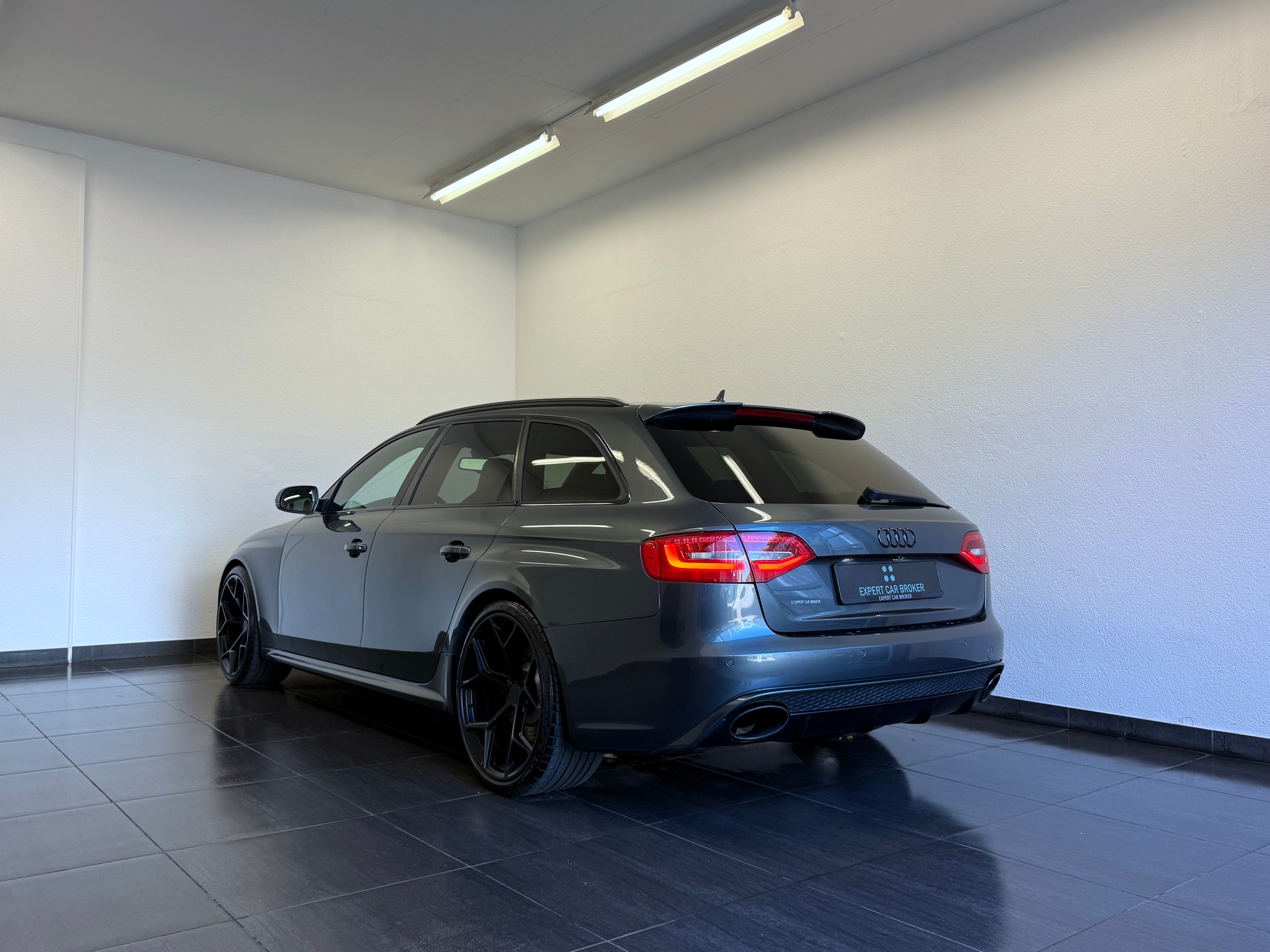 AUDI RS4 Avant 4.2 FSI V8 quattro S-tronic-image-6