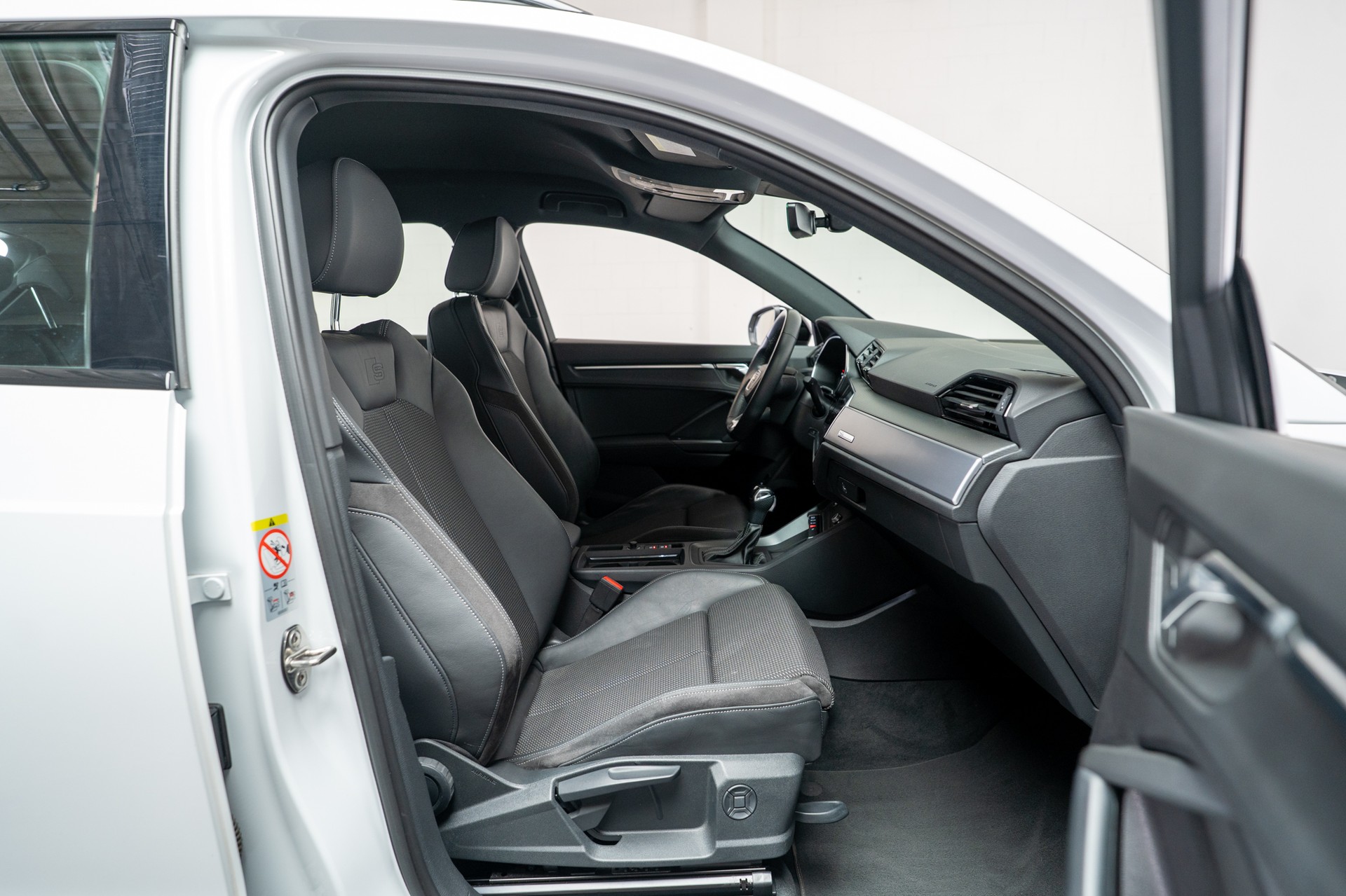 AUDI Q3 1.5 35 TFSI S line S-Tronic / CH-Fahrzeug / Rückfahrkamera / S-Line-image-16