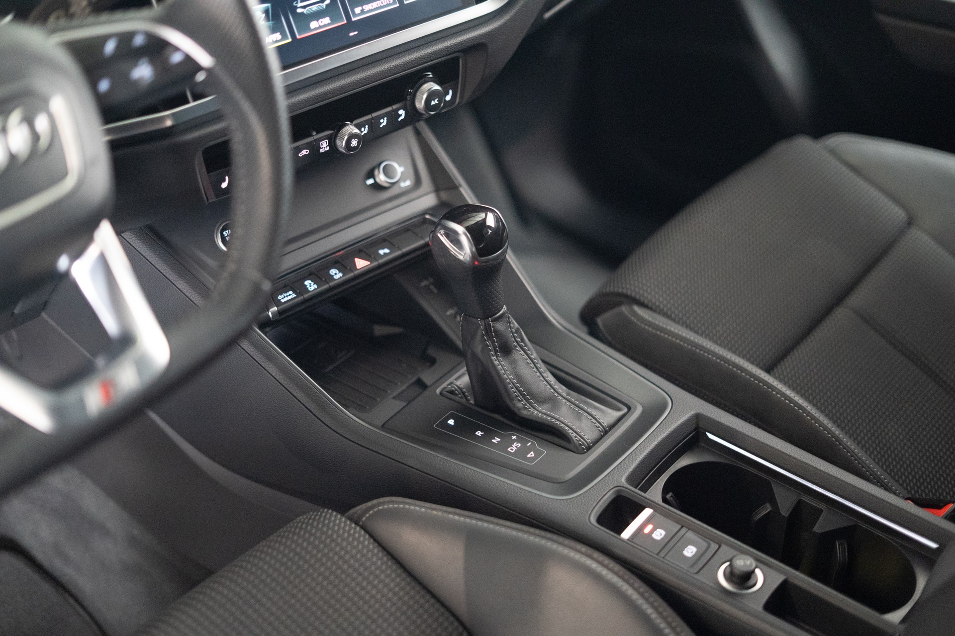 AUDI Q3 1.5 35 TFSI S line S-Tronic / CH-Fahrzeug / Rückfahrkamera / S-Line-image-12