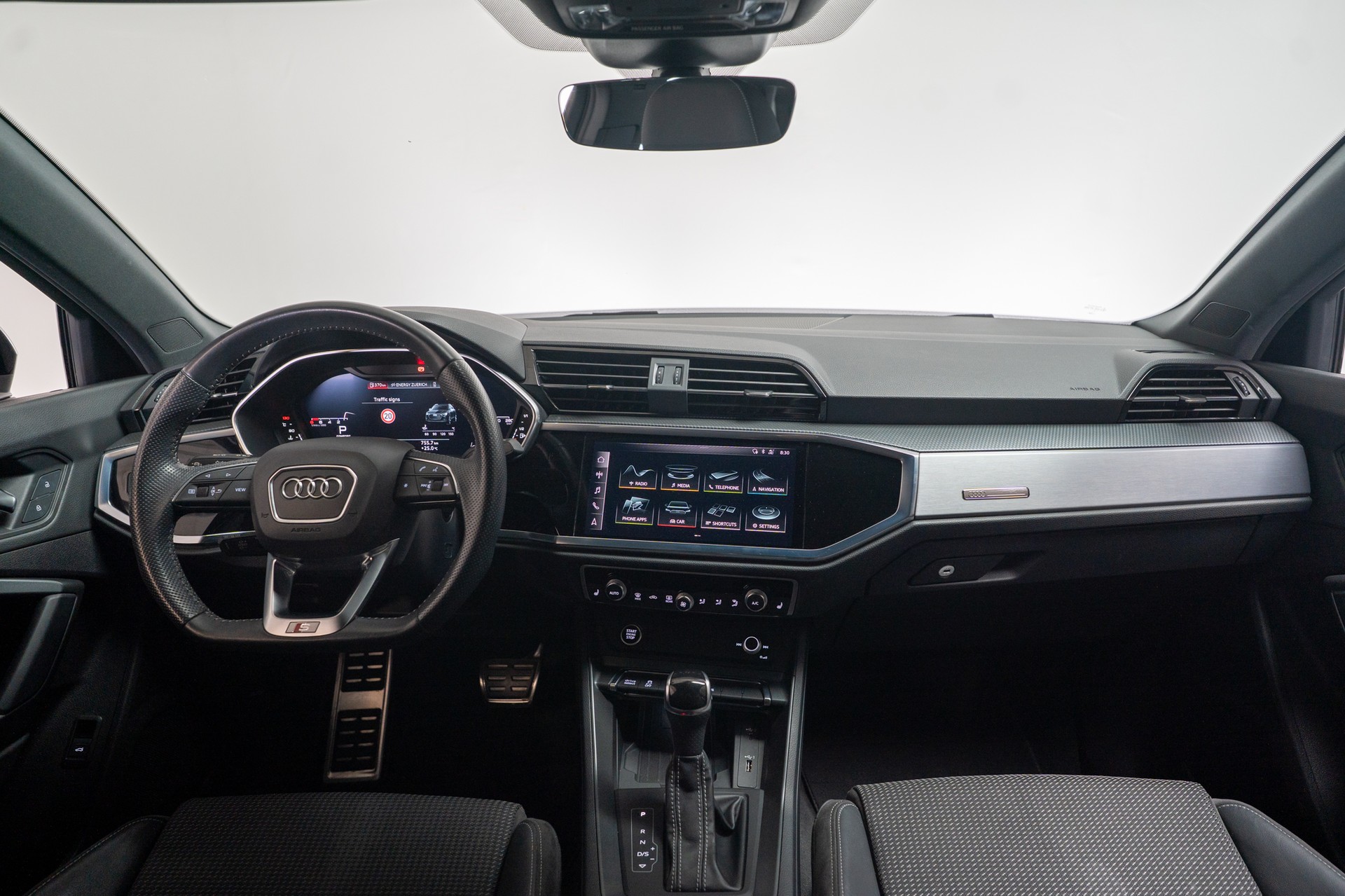 AUDI Q3 1.5 35 TFSI S line S-Tronic / CH-Fahrzeug / Rückfahrkamera / S-Line-image-18