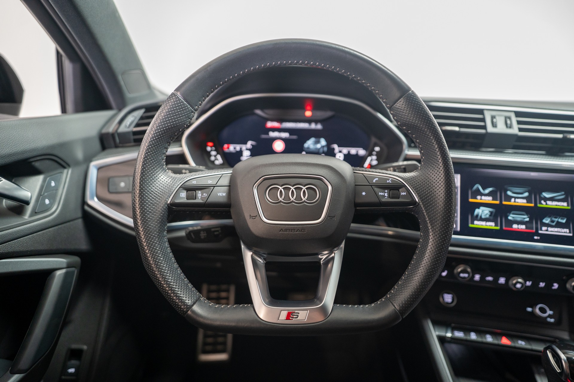 AUDI Q3 1.5 35 TFSI S line S-Tronic / CH-Fahrzeug / Rückfahrkamera / S-Line-image-19