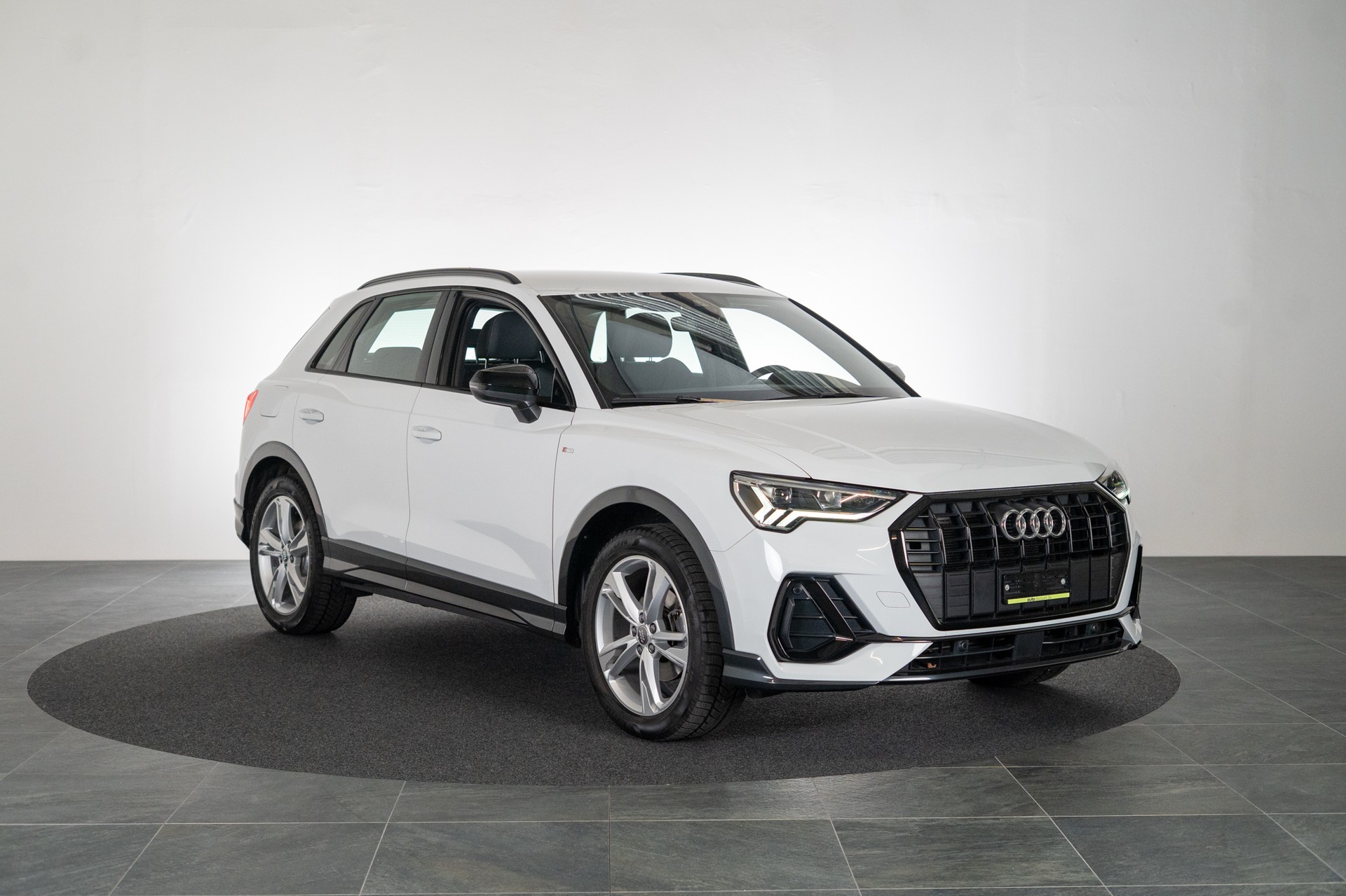 AUDI Q3 1.5 35 TFSI S line S-Tronic / CH-Fahrzeug / Rückfahrkamera / S-Line-showroom-element-2