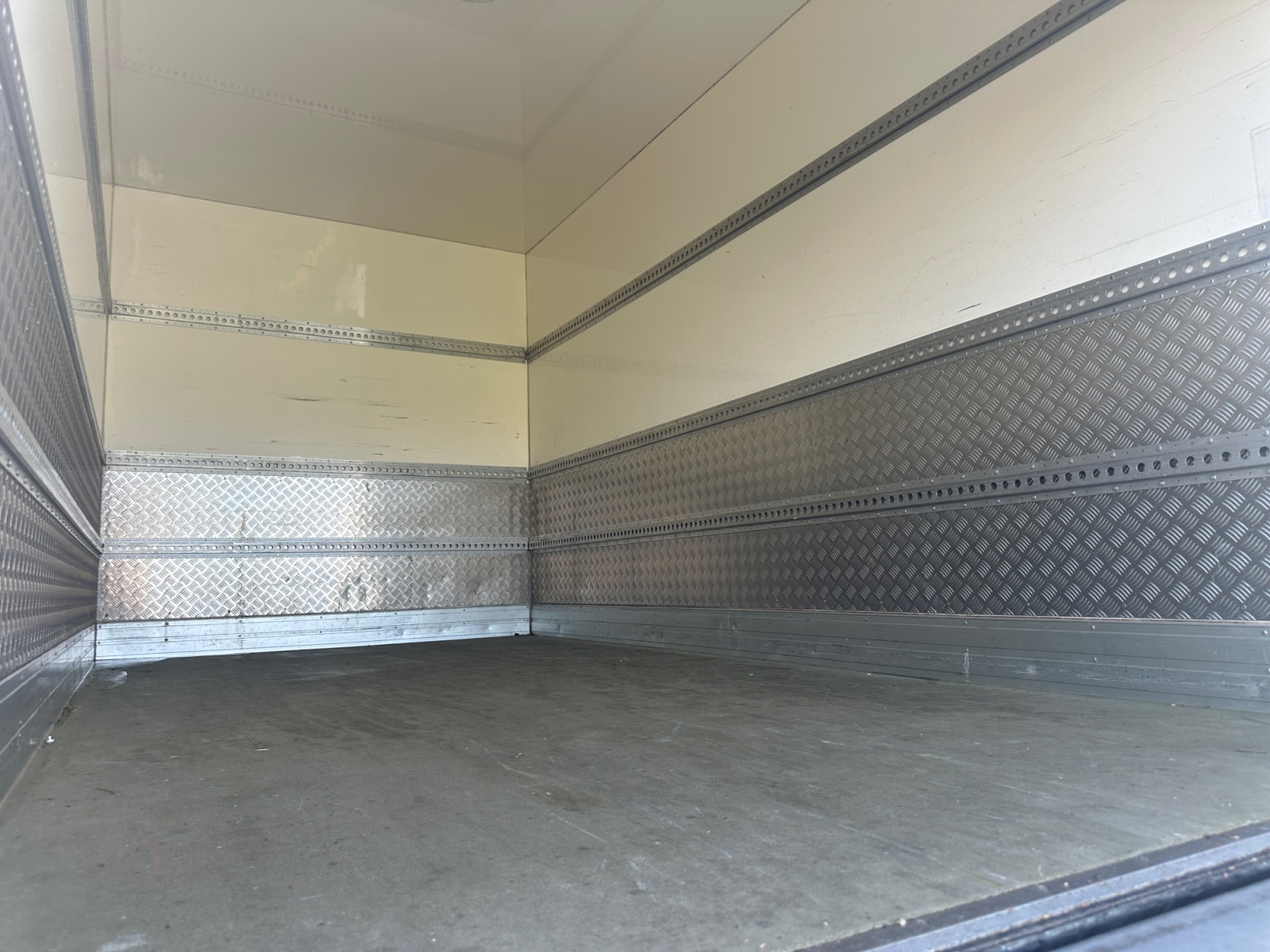 RENAULT T35d ci 150 Koffer Hebebühne-image-12