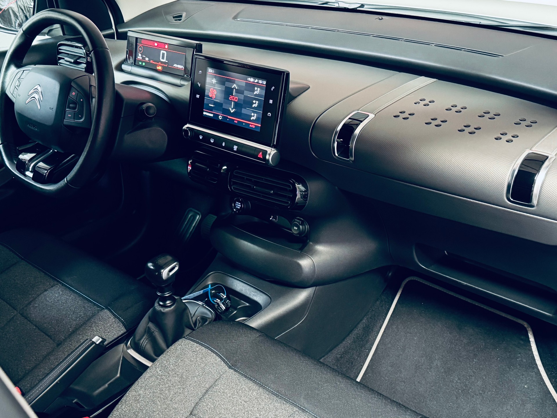 CITROEN C4 Cactus 1.2 Pure Tech Shine-image-15
