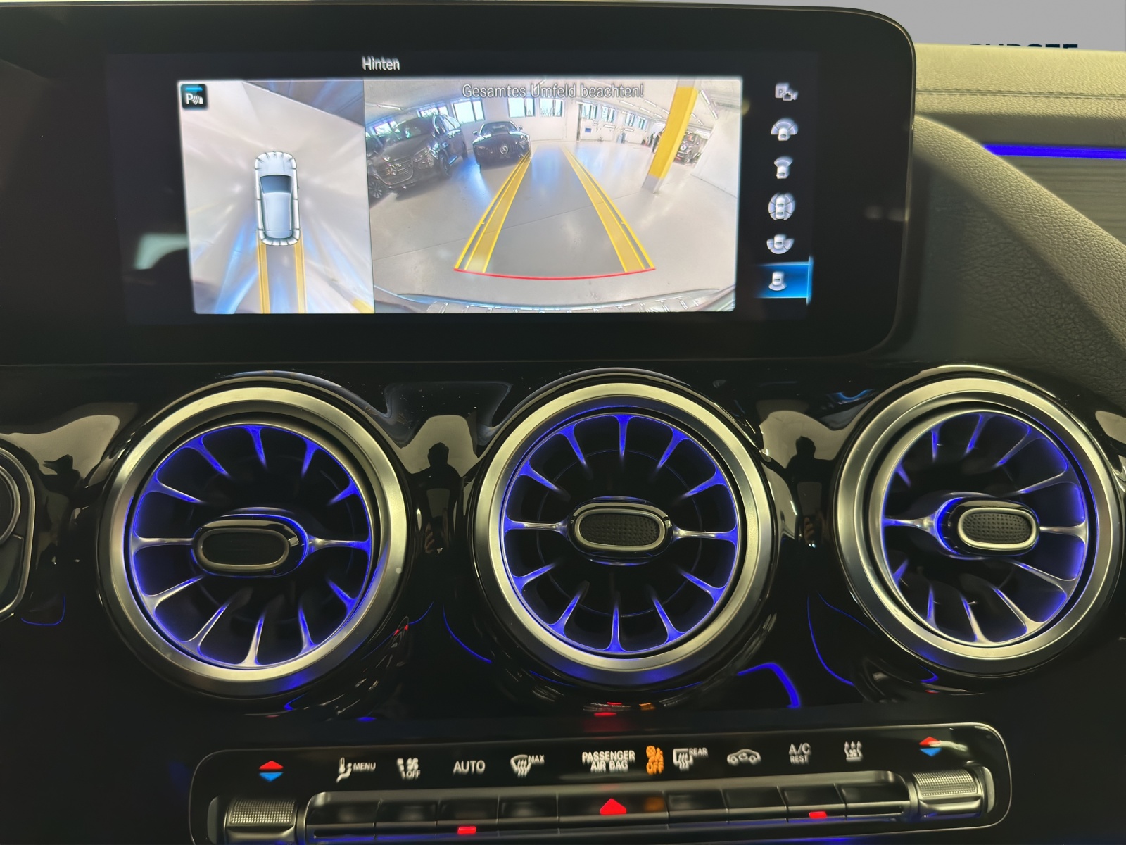 MERCEDES-BENZ GLA 250e AMG Line 8G-DCT-image-11