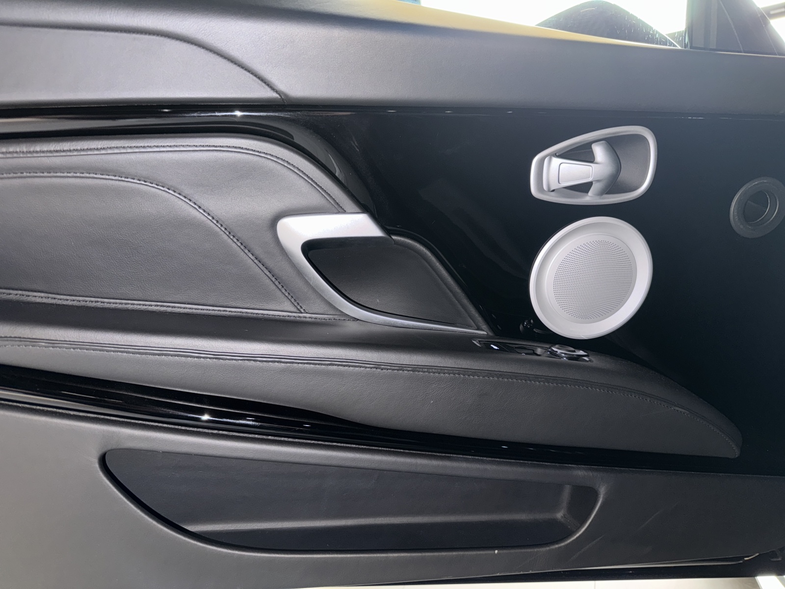 ASTON MARTIN DBS Coupé Superleggera-image-18