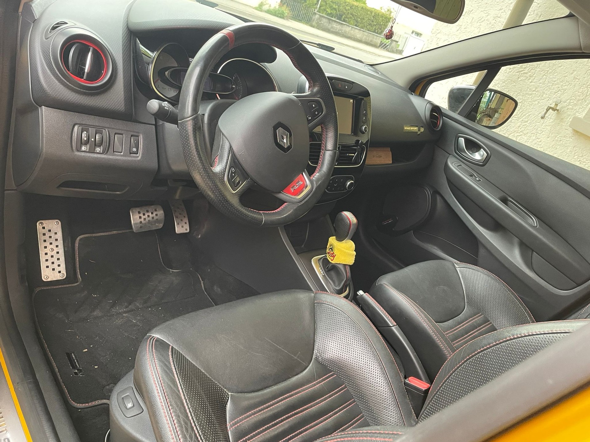 RENAULT Clio 1.6 T RS 220 Trophy EDC-image-4