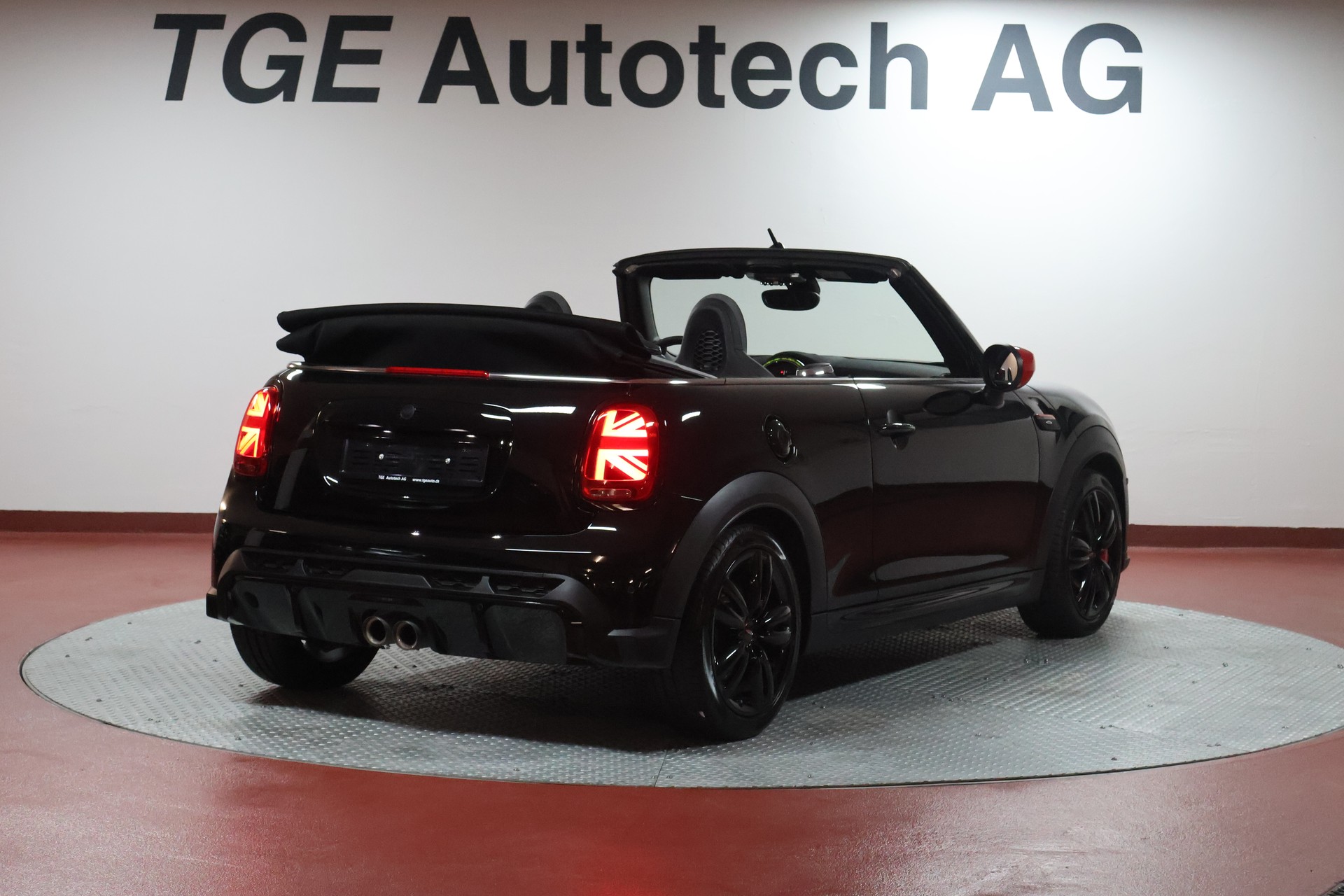 MINI Cooper John Cooper Works Cabriolet Steptronic-image-17